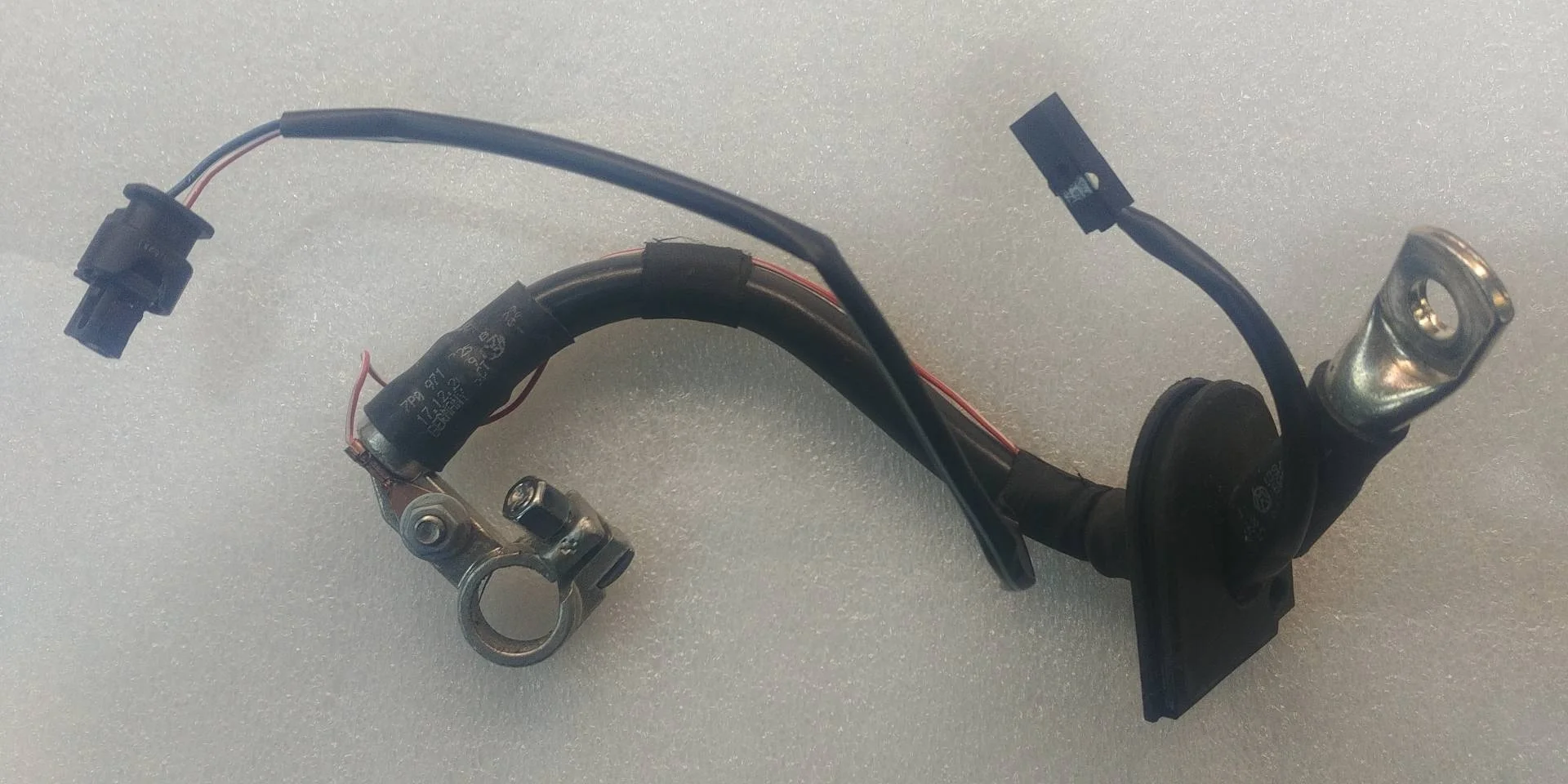 клемма аккумулятора плюс Volkswagen Touareg 2  2013