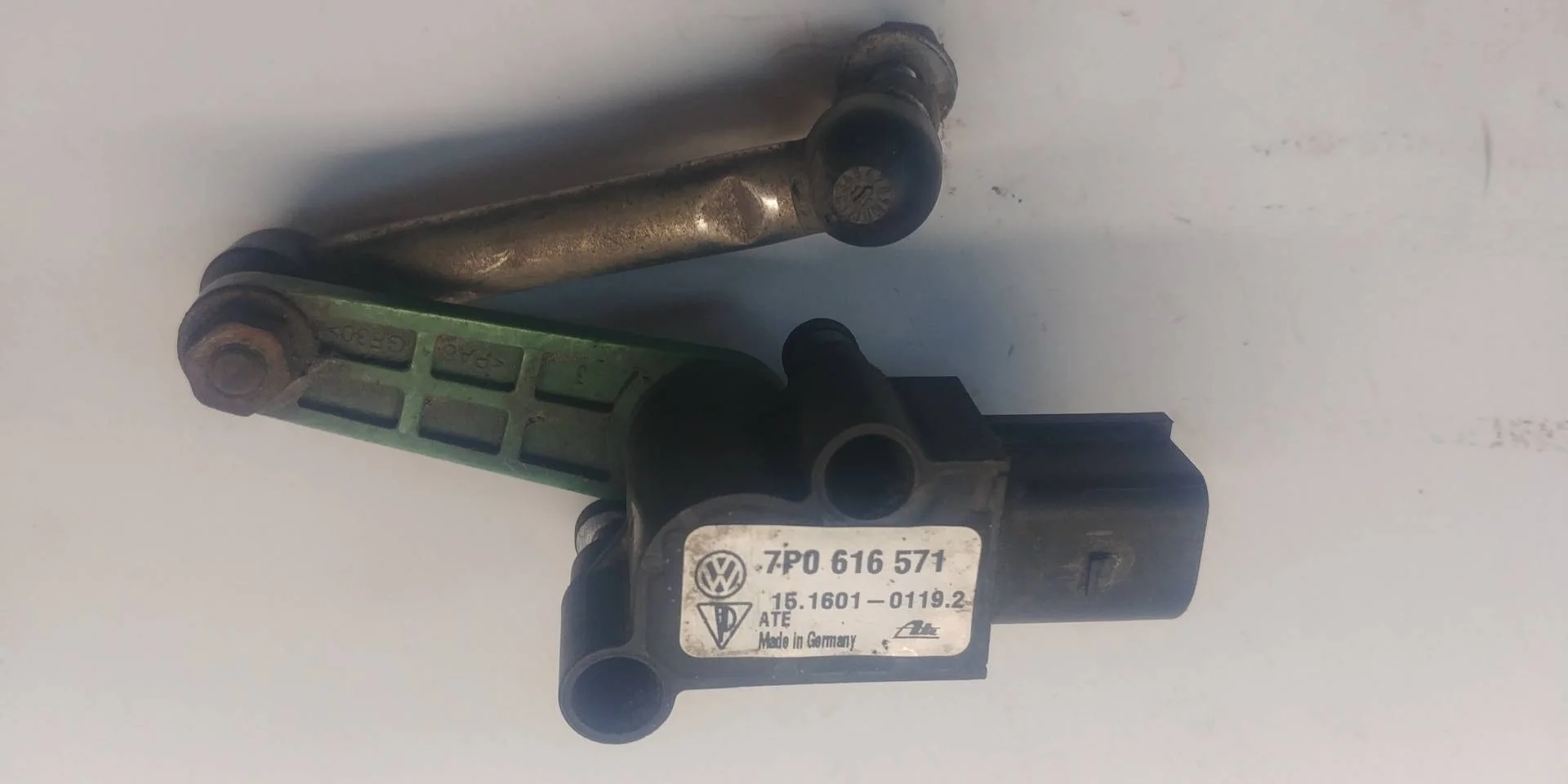 датчик дорожного просвета задний Volkswagen Touareg 2  2013