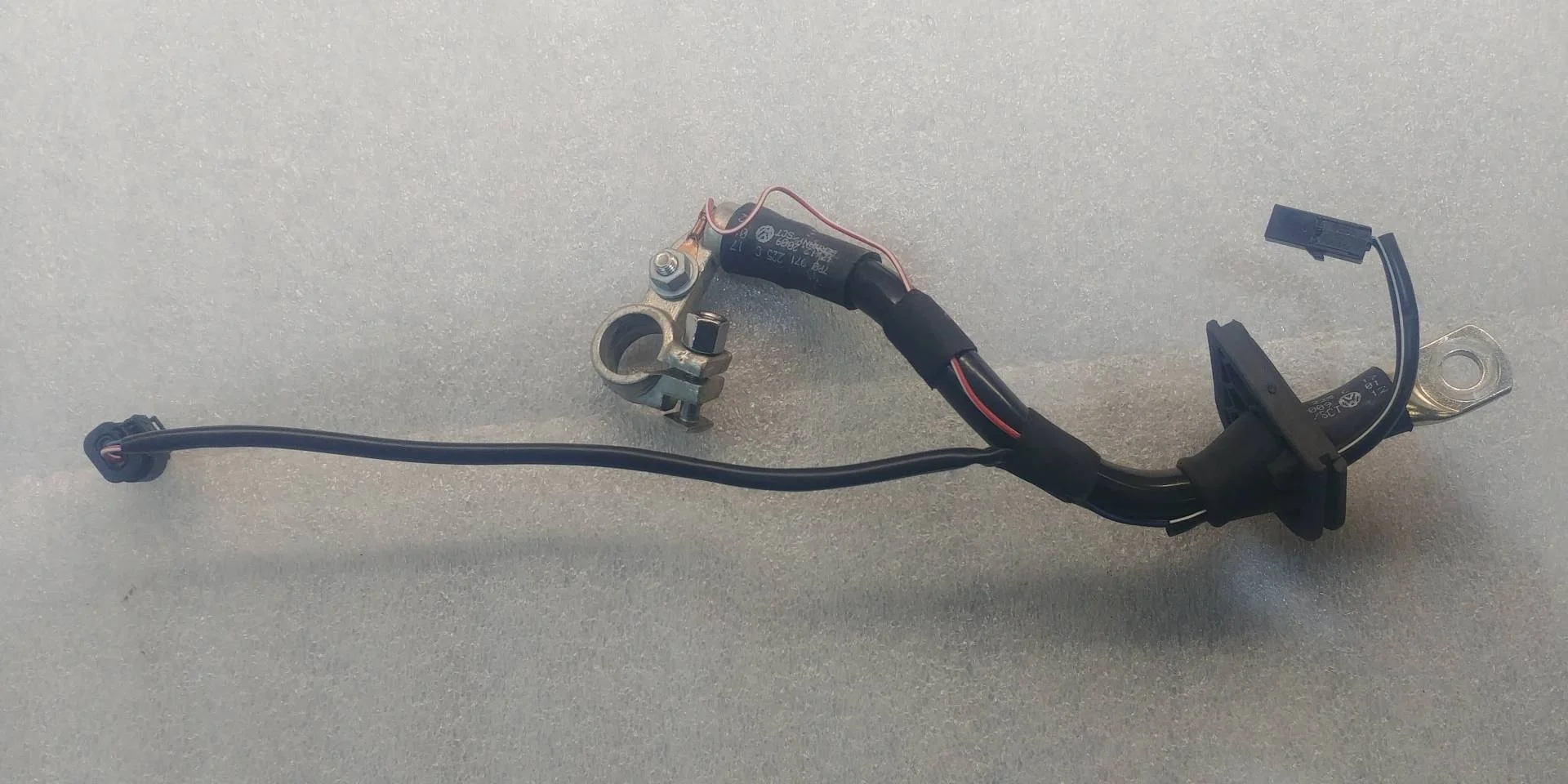 клемма аккумулятора плюс Volkswagen Touareg 2  2013