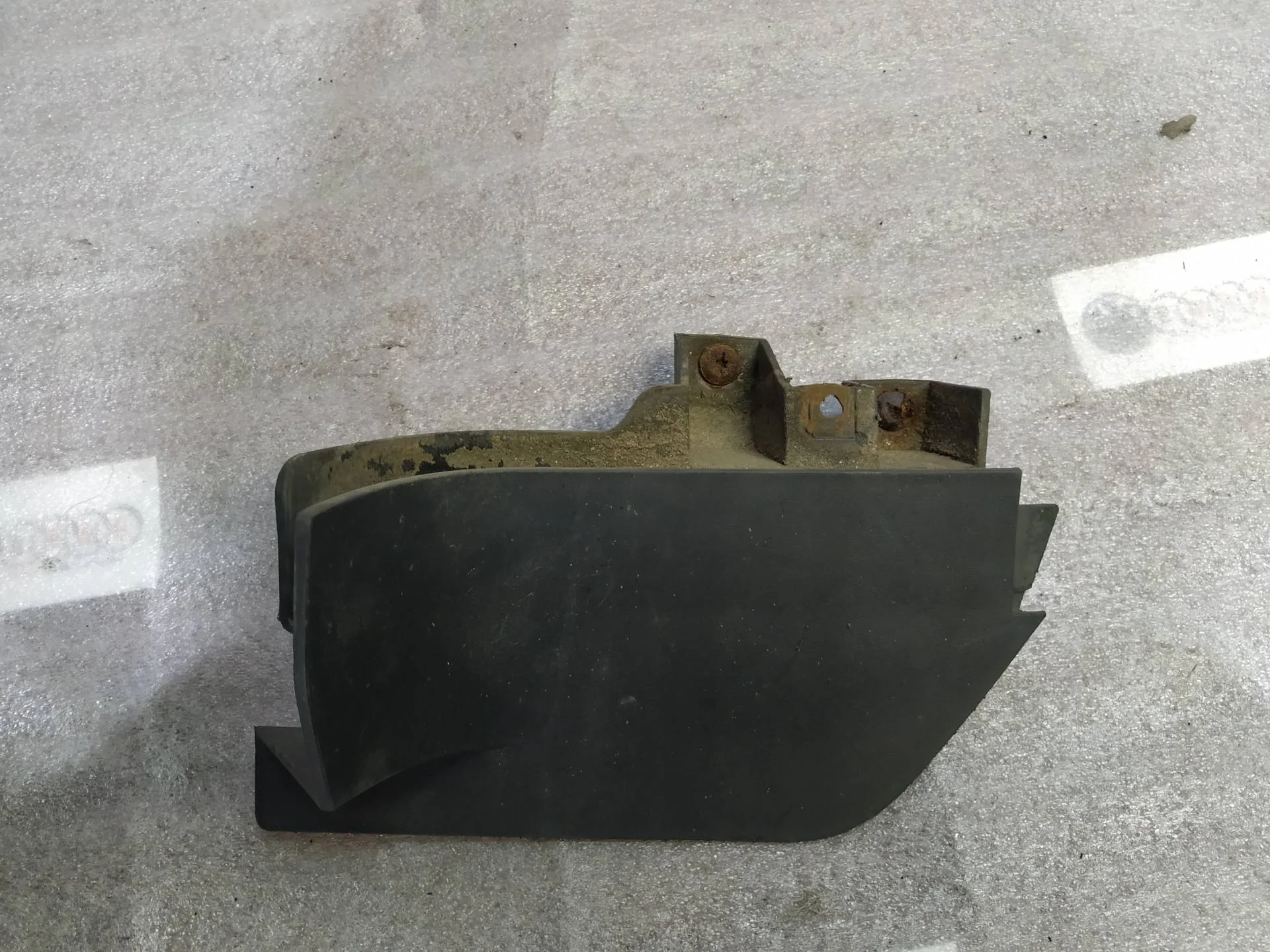 брызговик задний правый Volkswagen Touareg 2  2013