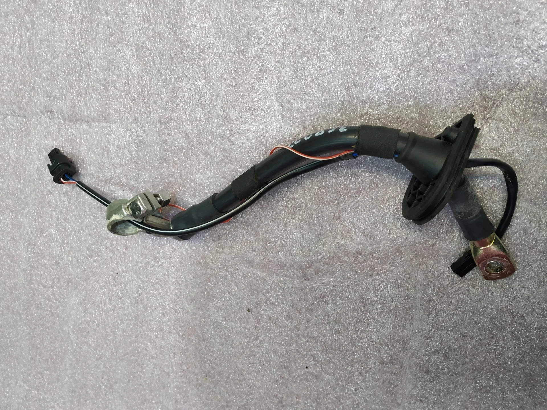 клемма аккумулятора плюс Volkswagen Touareg 2  2013