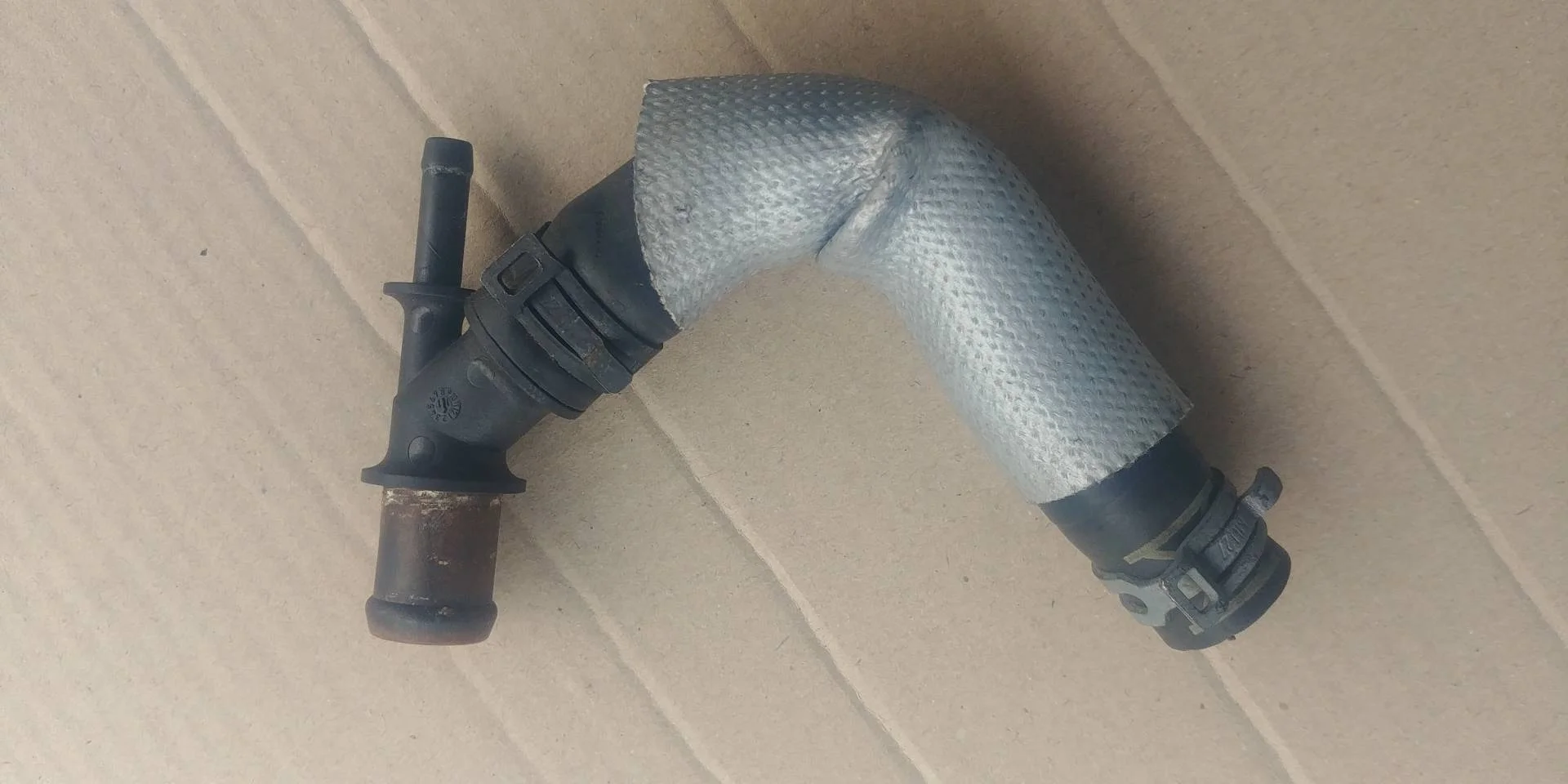 фланец (тройник) системы охлаждения Volkswagen Touareg 2  2013