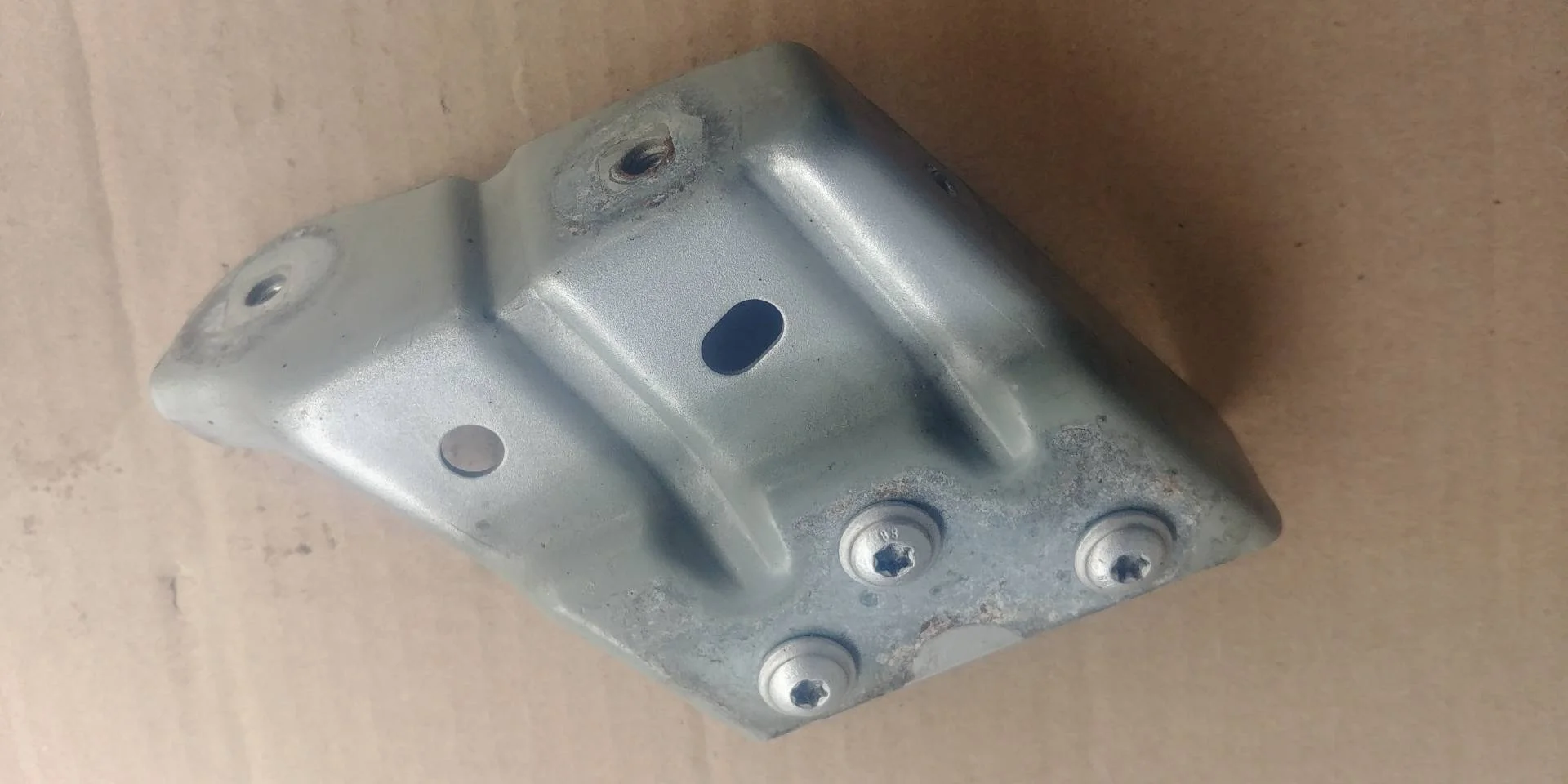 кронштейн крыла левый Volkswagen Touareg 2  2013