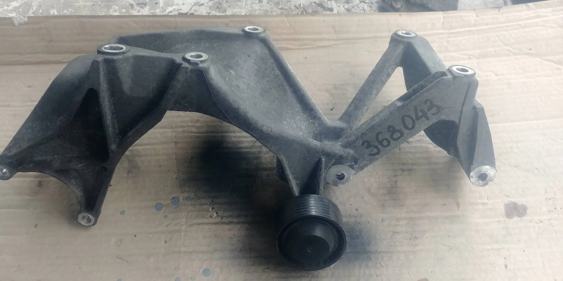 кронштейн генератора Volkswagen Touareg 2  2013