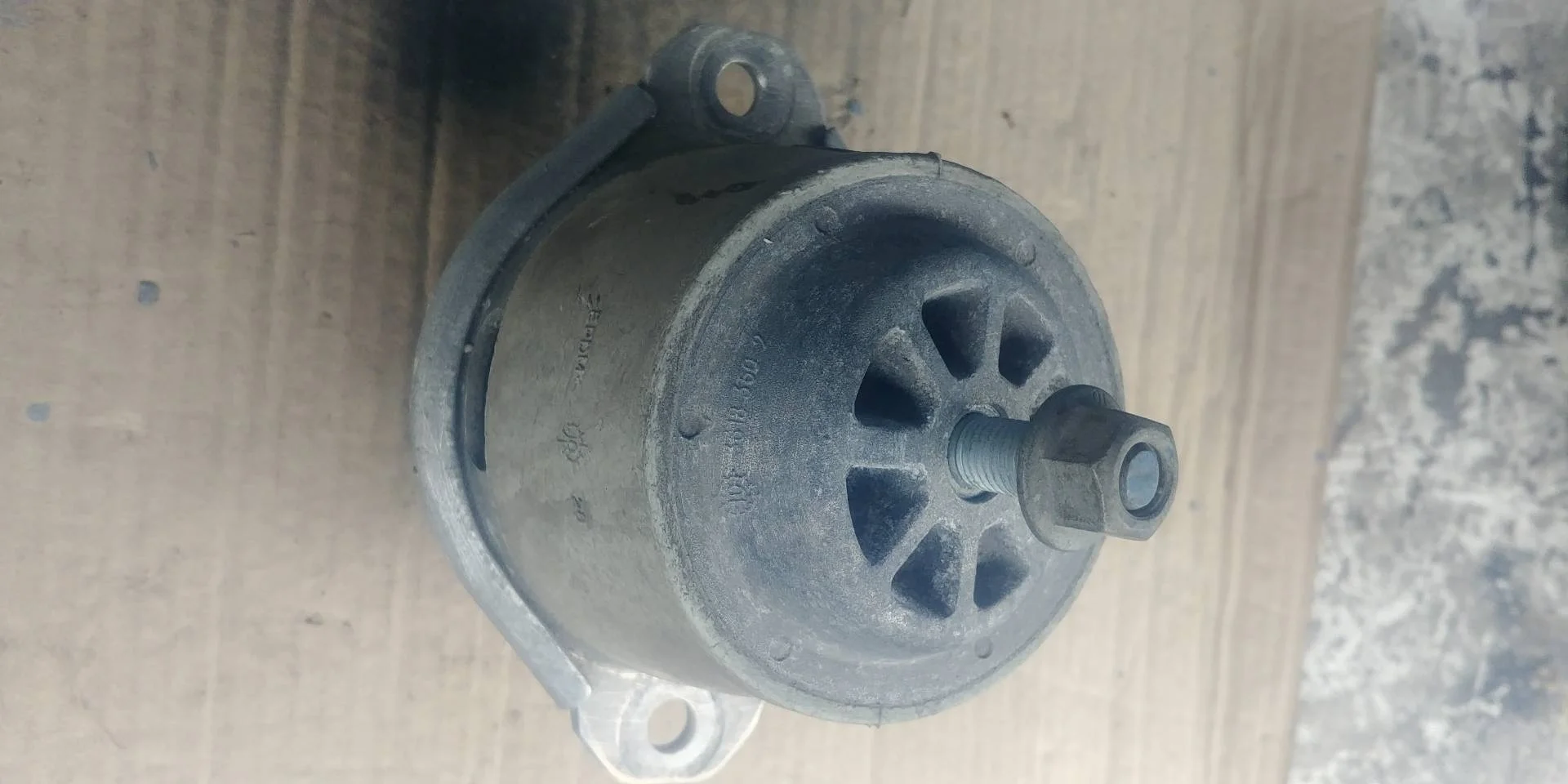 подушка крепления двигателя Volkswagen Touareg 2  2013