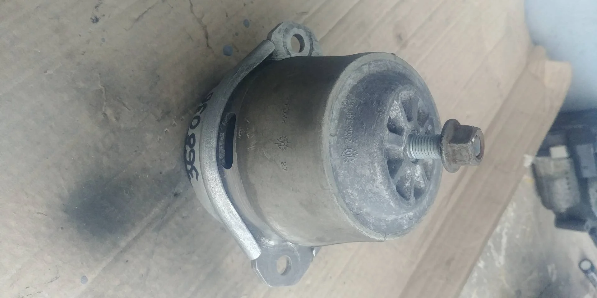 подушка крепления двигателя Volkswagen Touareg 2  2013