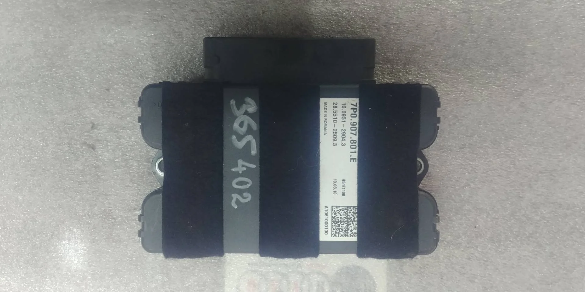 блок управления ручником Volkswagen Touareg 2  2013