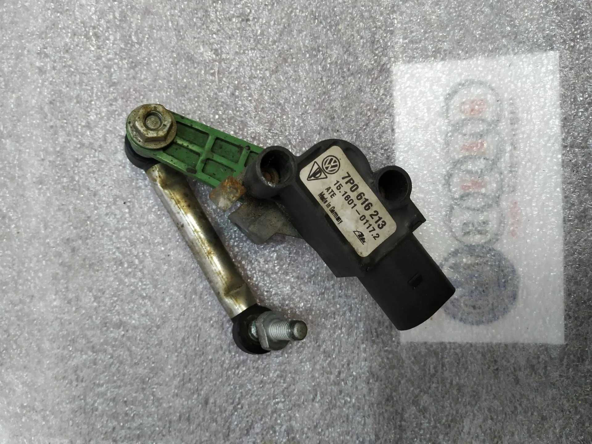 датчик дорожного просвета передний левый Volkswagen Touareg 2  2013