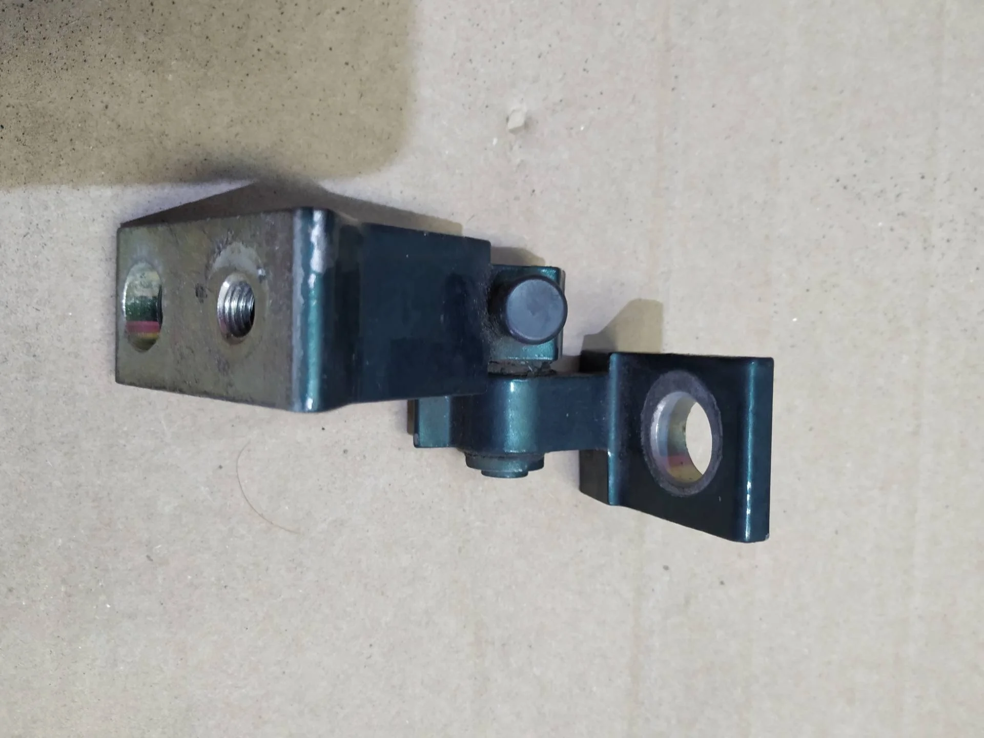 петля двери левой Volkswagen Touareg 2  2013