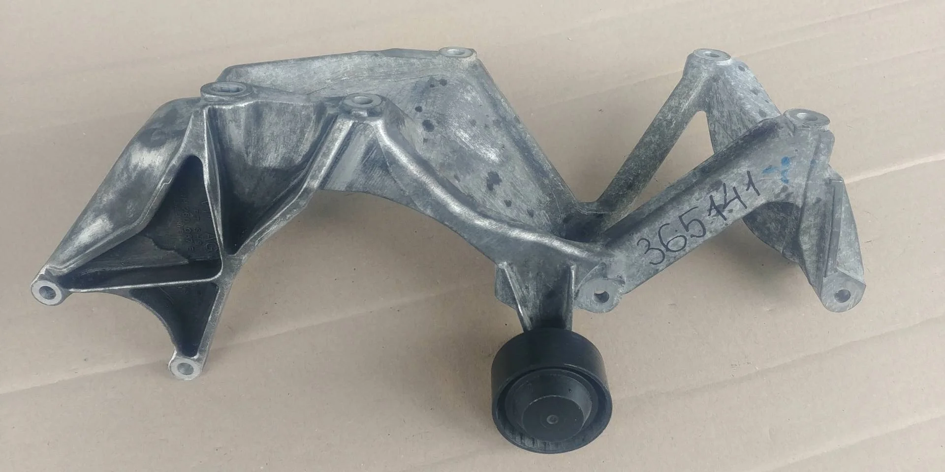 кронштейн генератора Volkswagen Touareg 2  2013