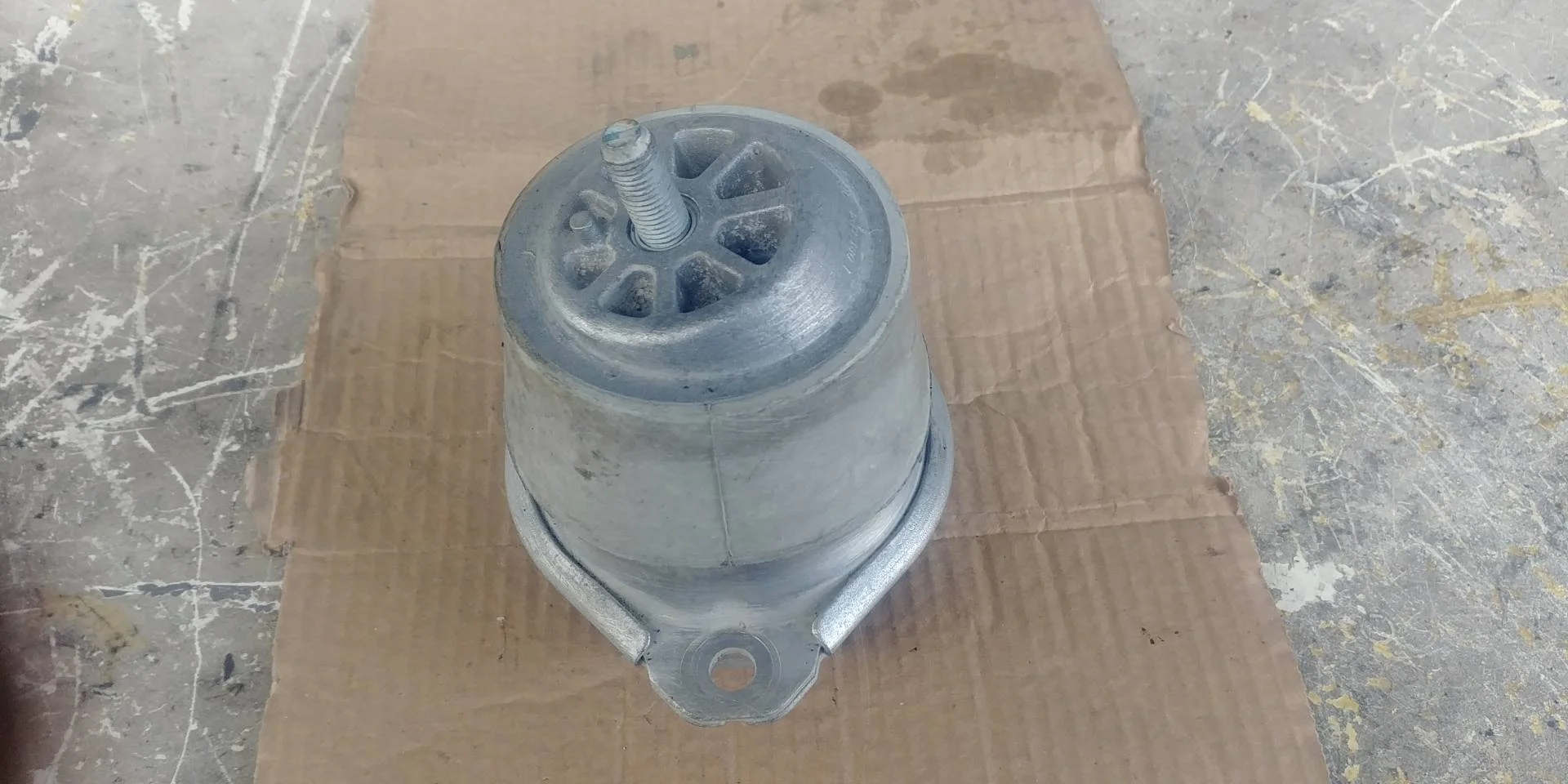 подушка крепления двигателя Volkswagen Touareg 2  2013