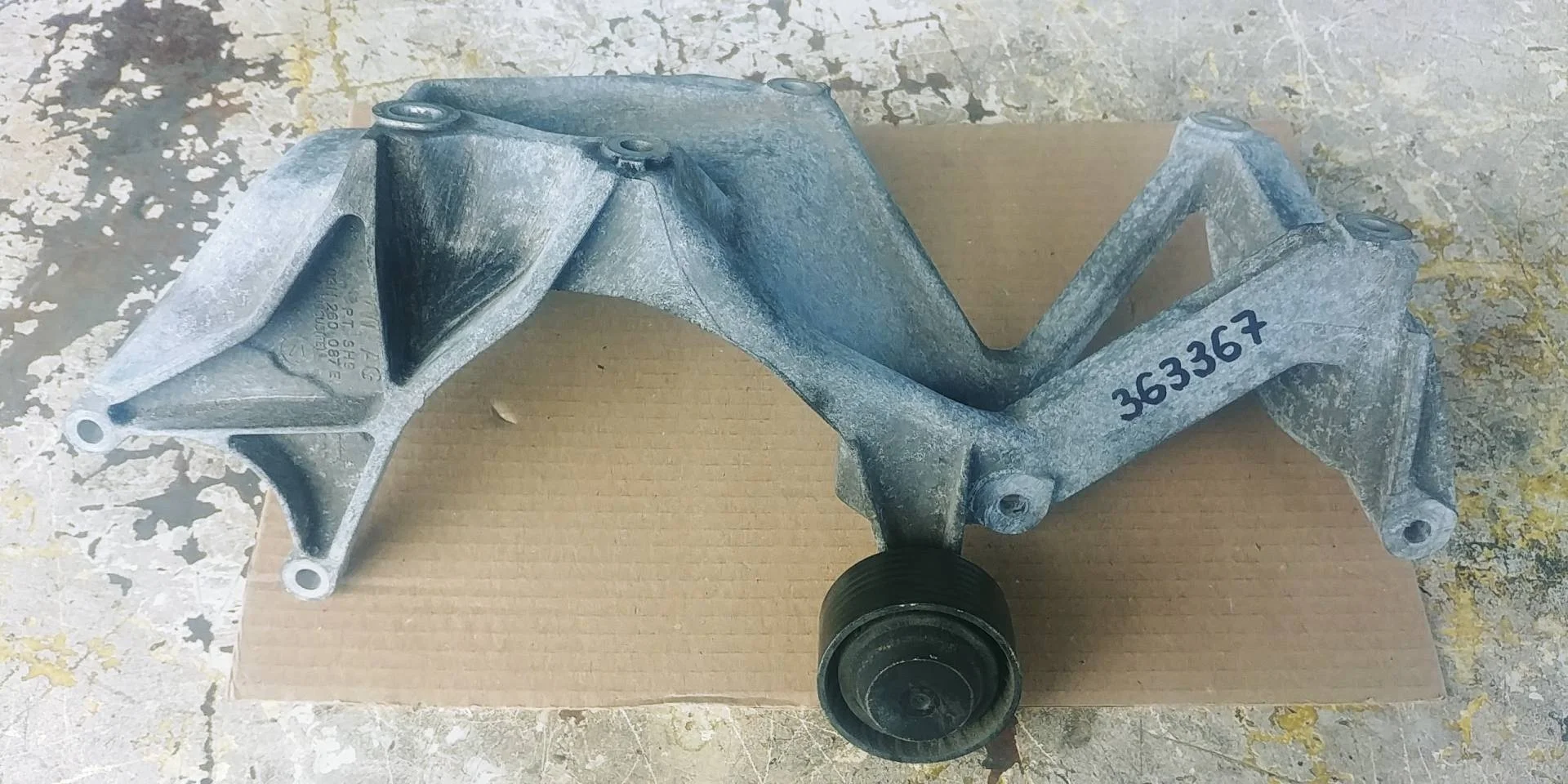 кронштейн генератора Volkswagen Touareg 2  2013