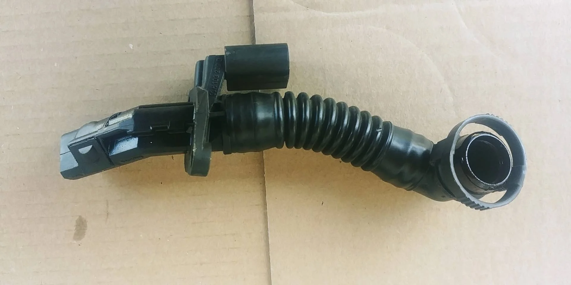 патрубок (трубопровод, шланг) Volkswagen Touareg 2  2013