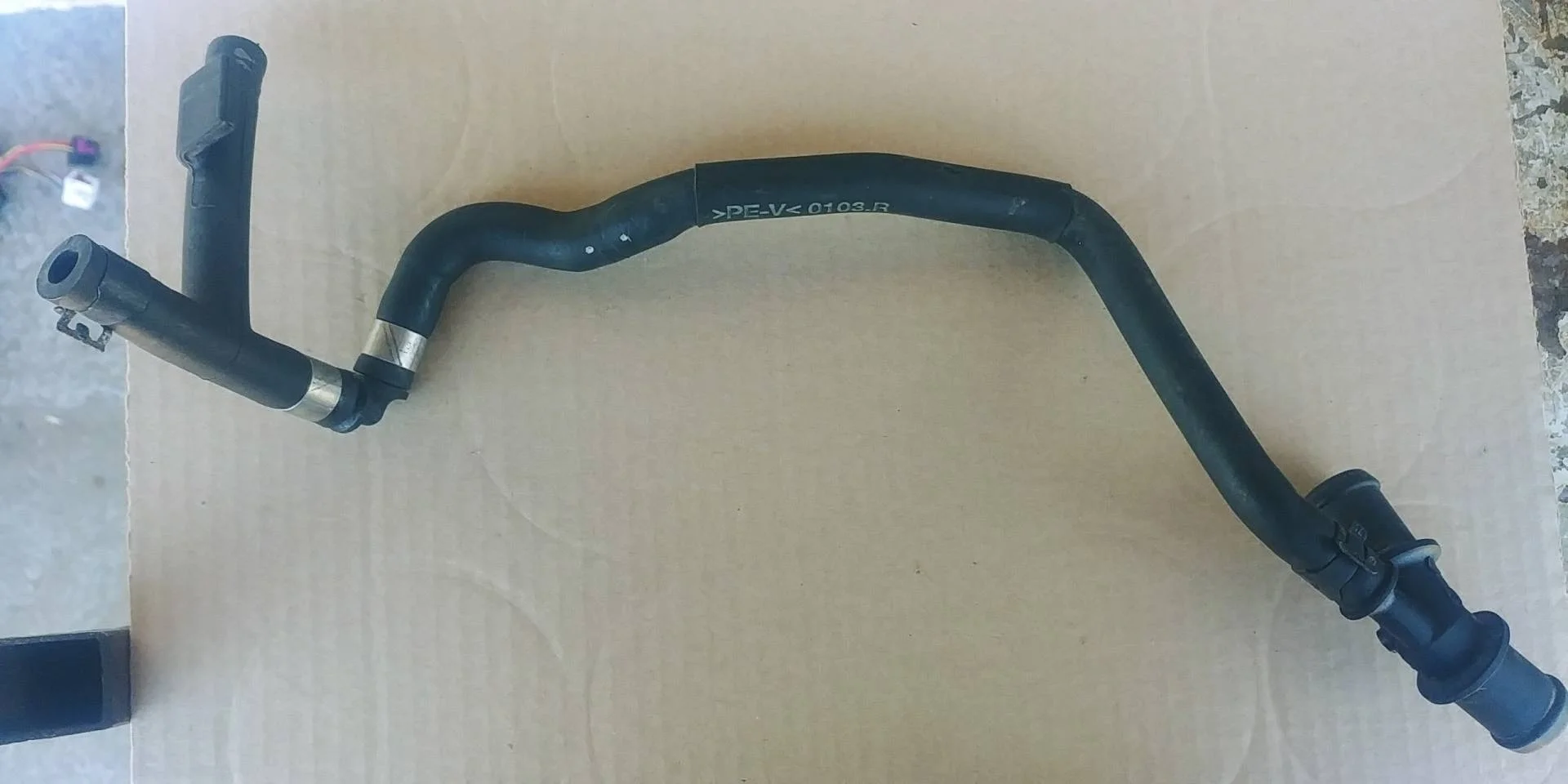 фланец (тройник) системы охлаждения Volkswagen Touareg 2  2013