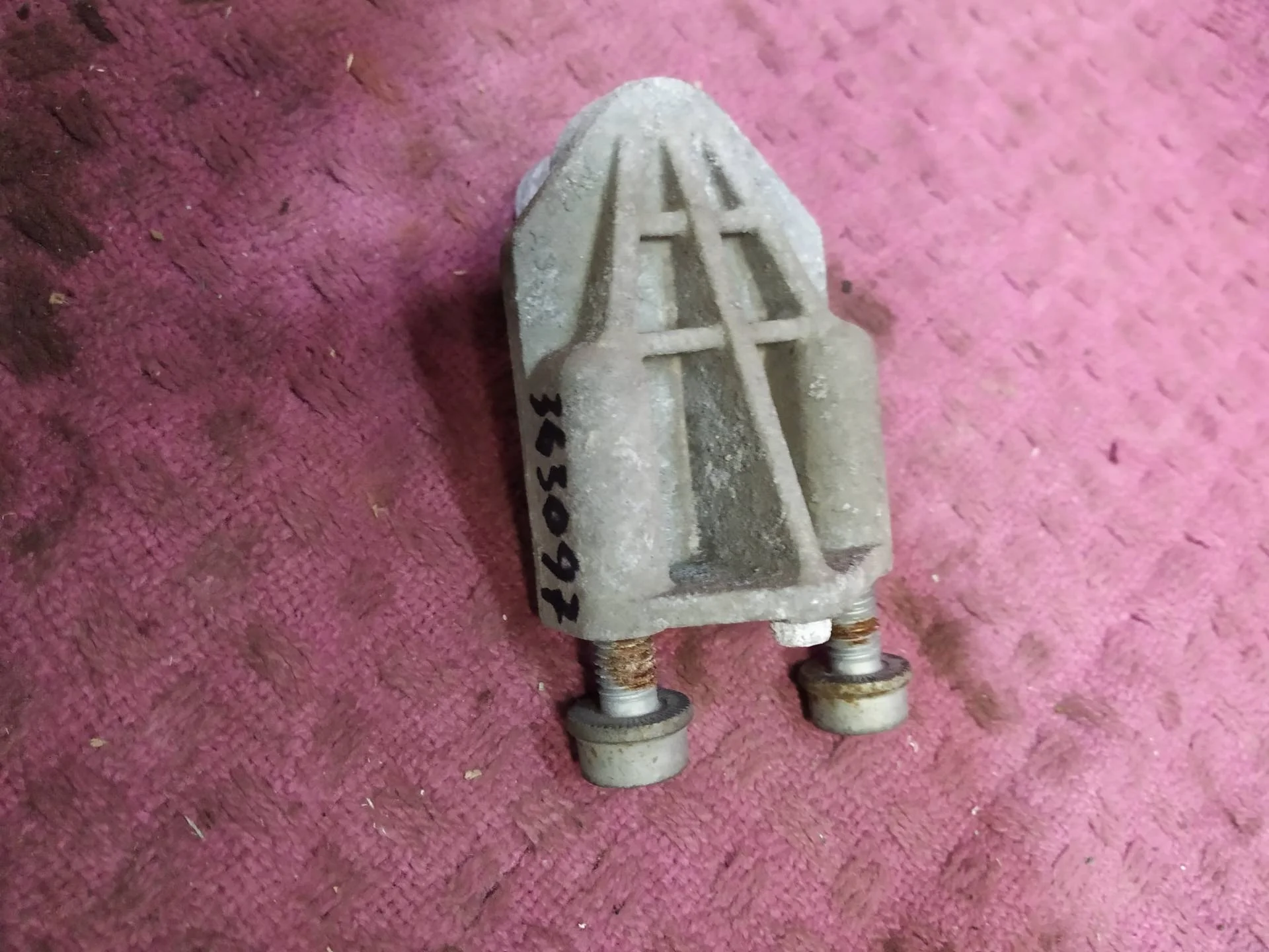 кронштейн (крепление) Volkswagen Touareg 2  2013