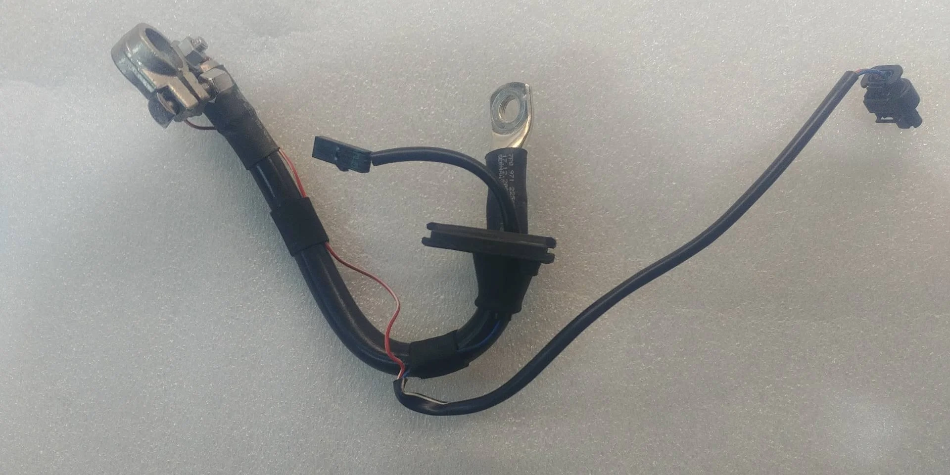 клемма аккумулятора плюс Volkswagen Touareg 2  2013