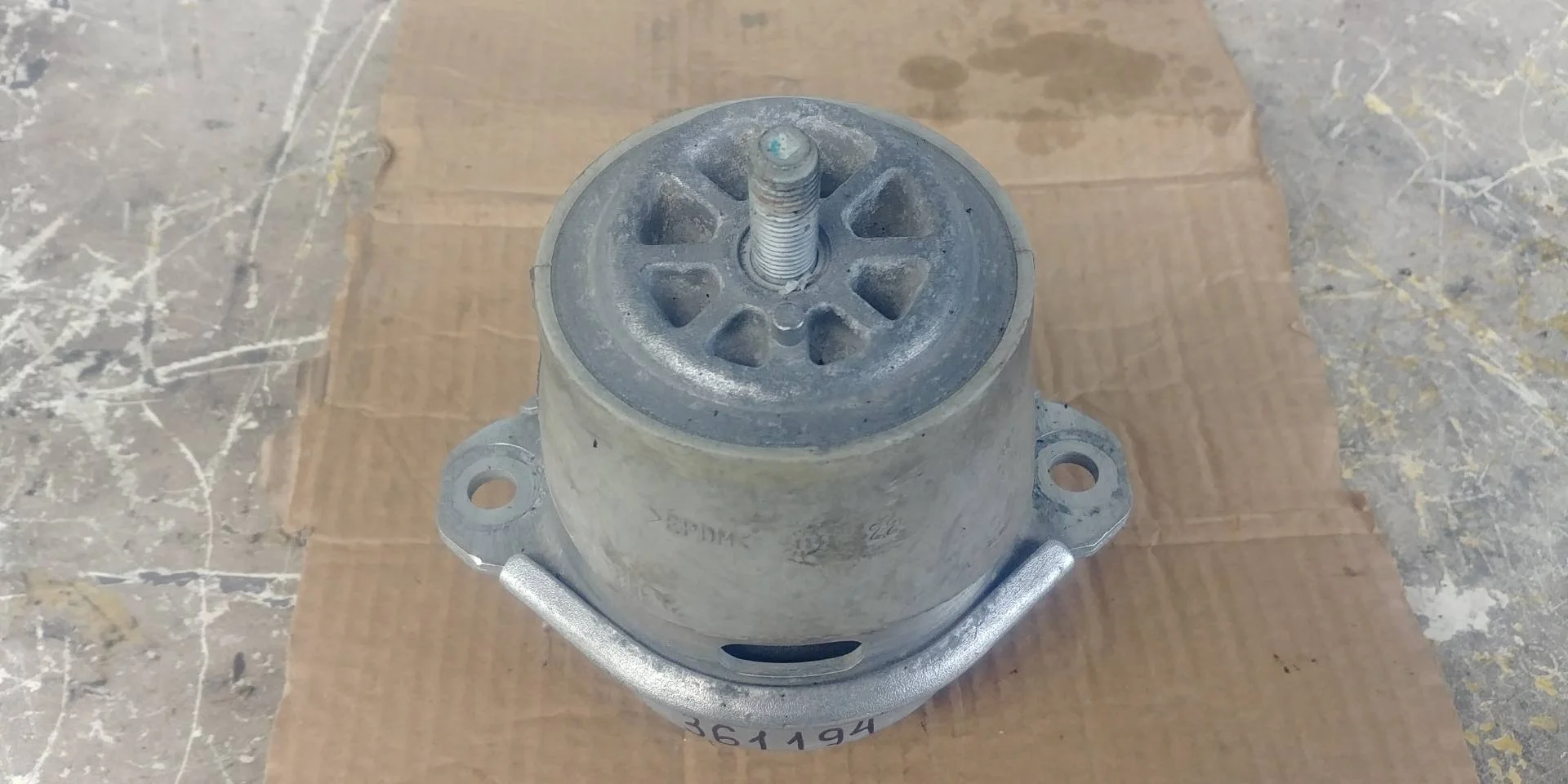 подушка крепления двигателя Volkswagen Touareg 2  2013