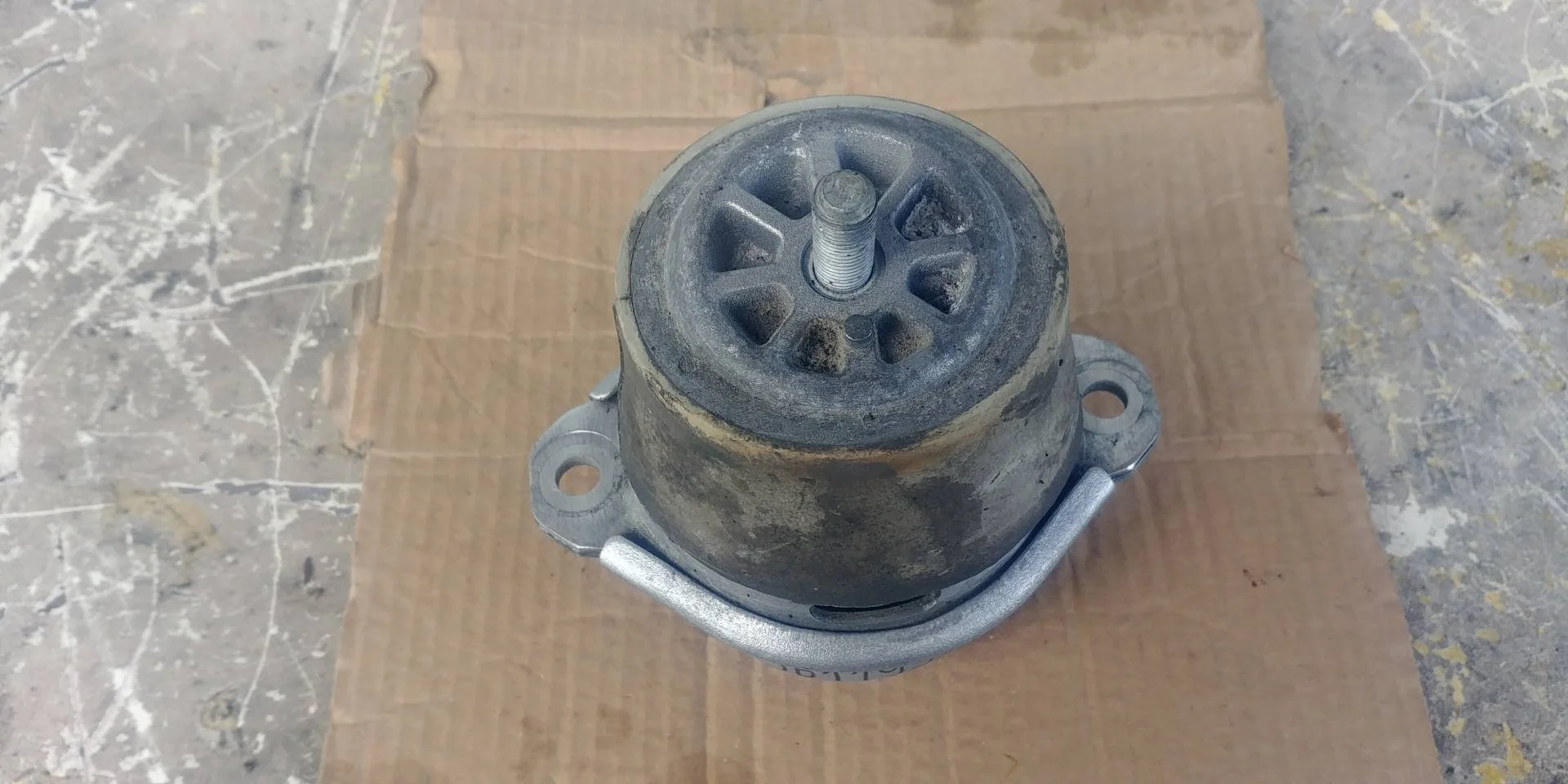 подушка крепления двигателя Volkswagen Touareg 2  2013