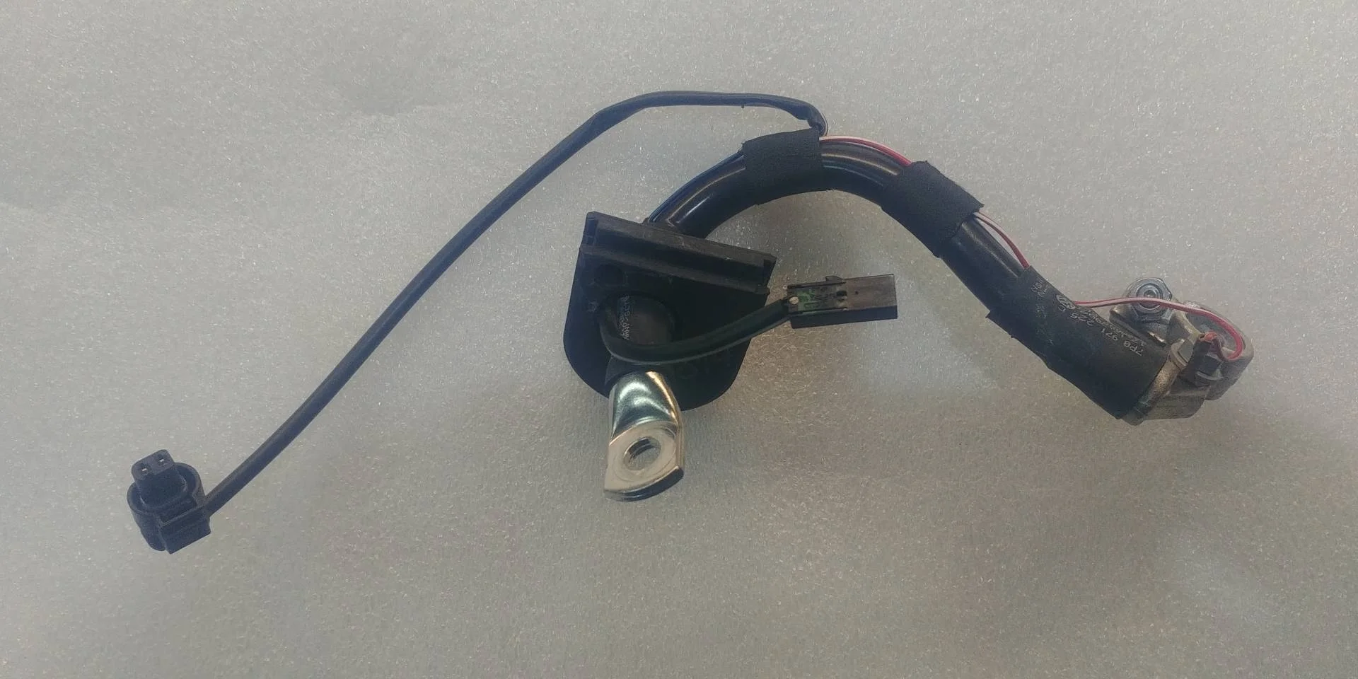 клемма аккумулятора плюс Volkswagen Touareg 2  2013