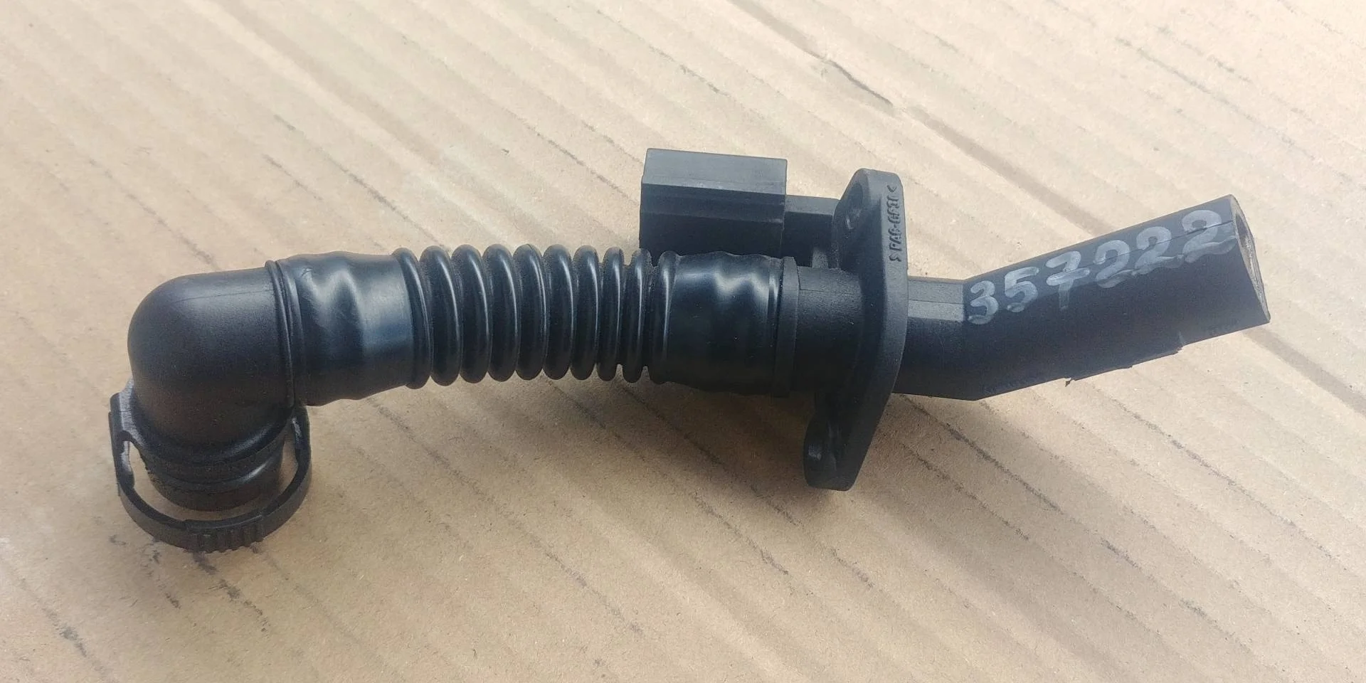 патрубок (трубопровод, шланг) Volkswagen Touareg 2  2013