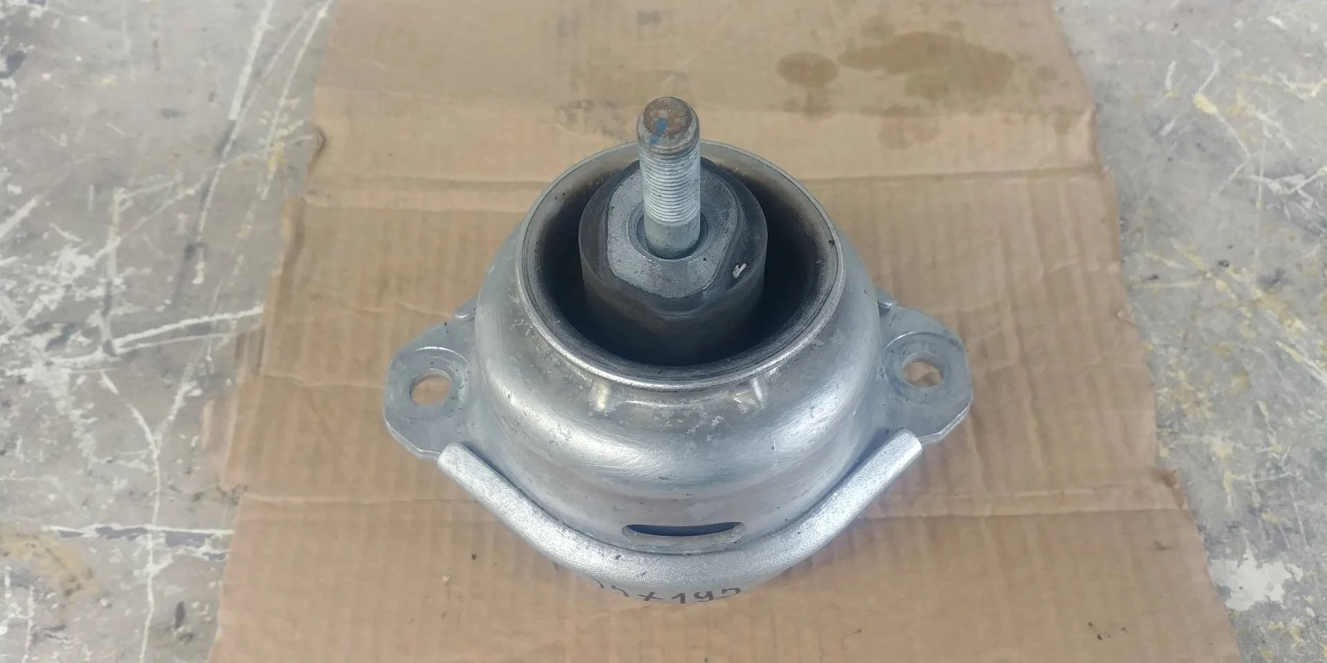 подушка крепления двигателя Volkswagen Touareg 2  2013