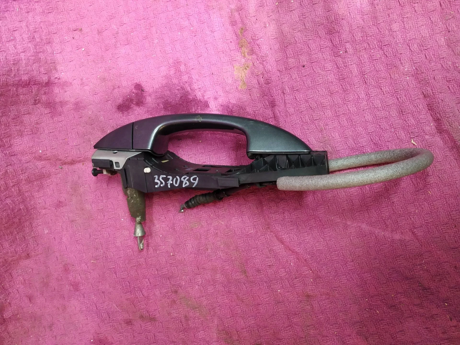 ручка наружная двери передней левой Volkswagen Touareg 2  2013