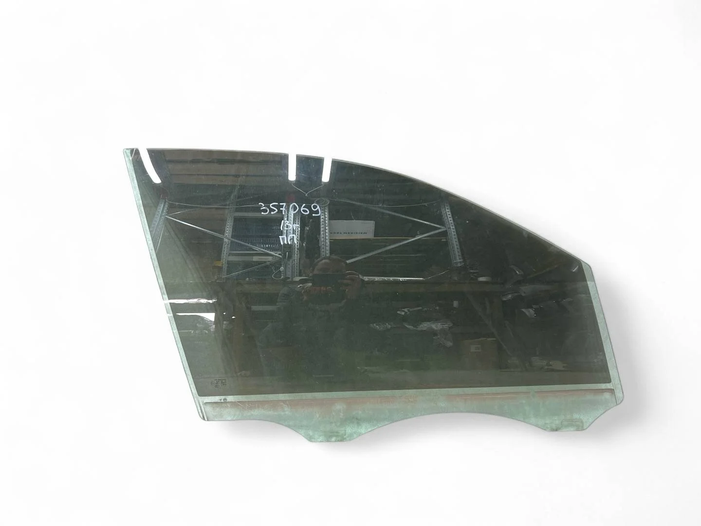 стекло двери передней правой Volkswagen Touareg 2  2013