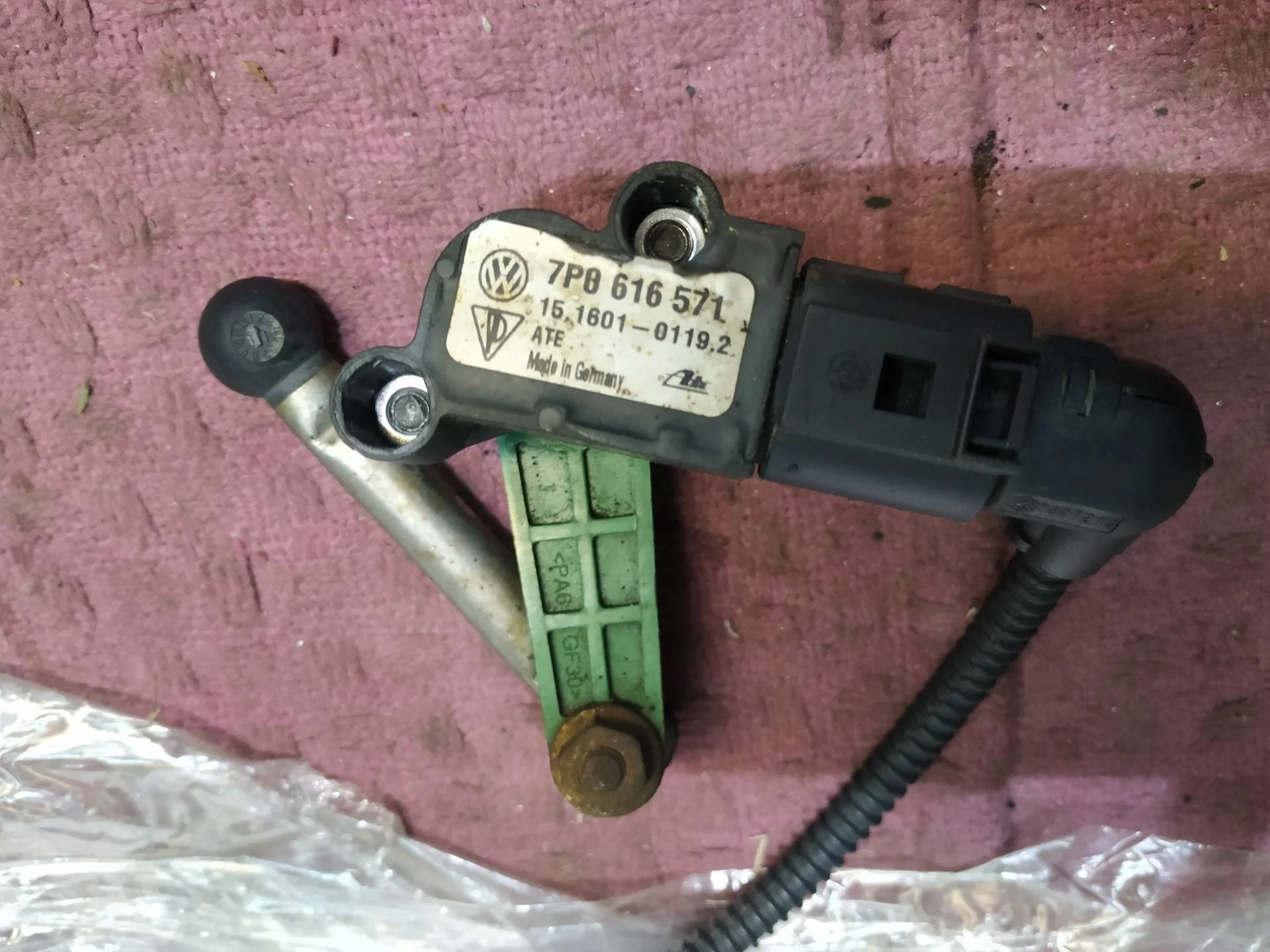 датчик дорожного просвета задний Volkswagen Touareg 2  2013