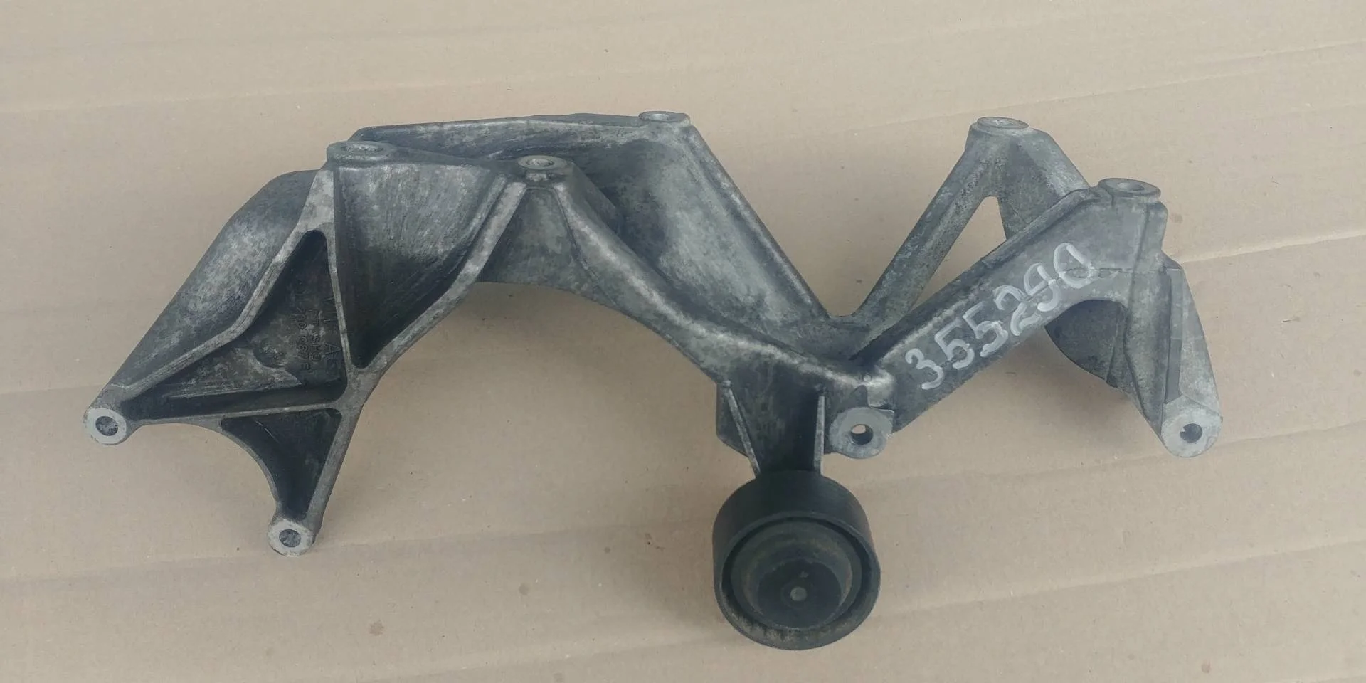 кронштейн генератора Volkswagen Touareg 2  2013