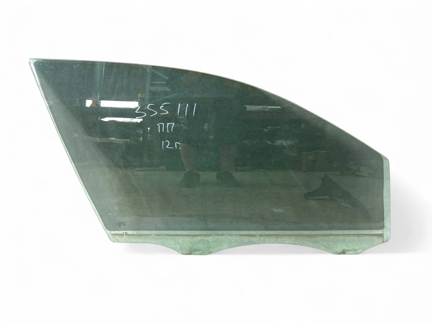 стекло двери передней правой Volkswagen Touareg 2  2013