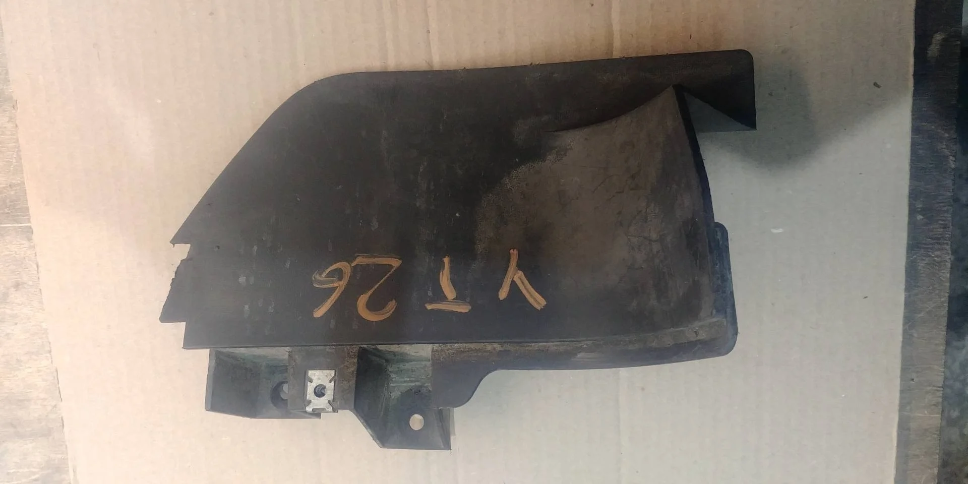 брызговик задний правый Volkswagen Touareg 2  2013