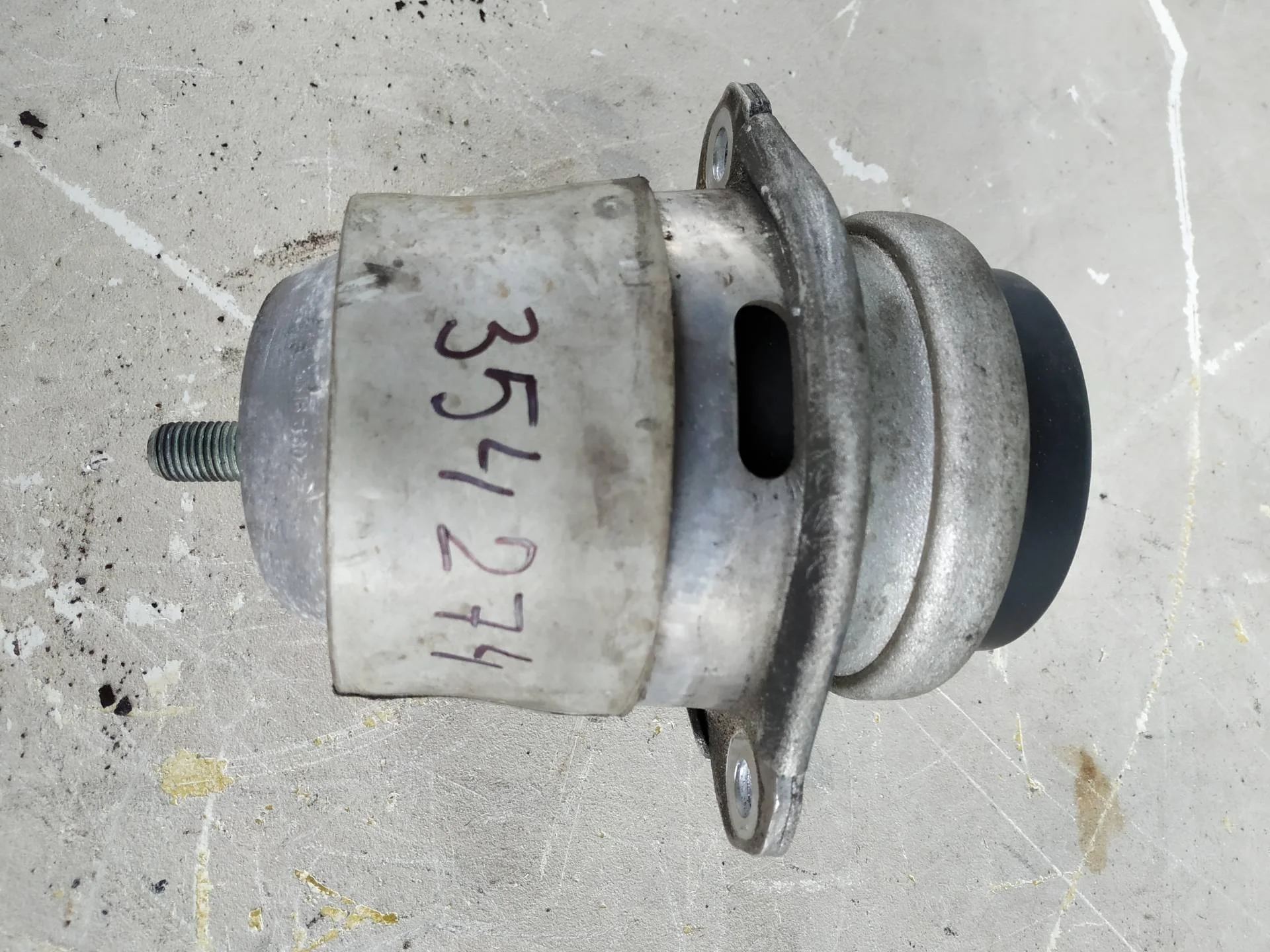 подушка крепления двигателя Volkswagen Touareg 2  2013