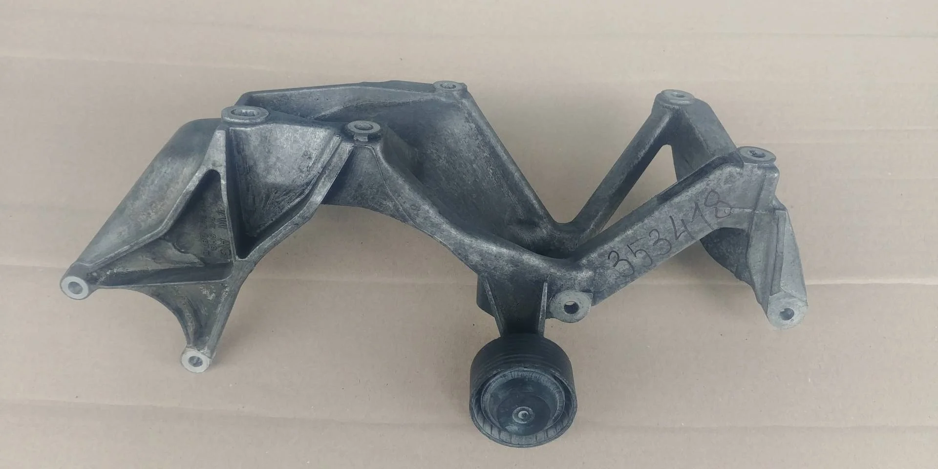 кронштейн генератора Volkswagen Touareg 2  2013