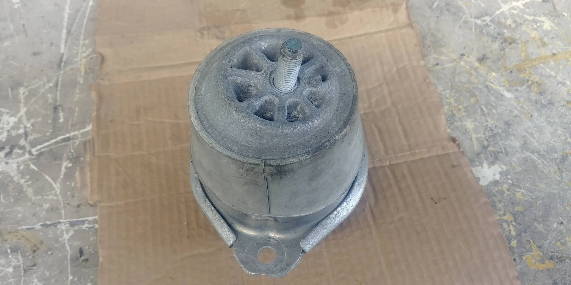 подушка крепления двигателя Volkswagen Touareg 2  2013