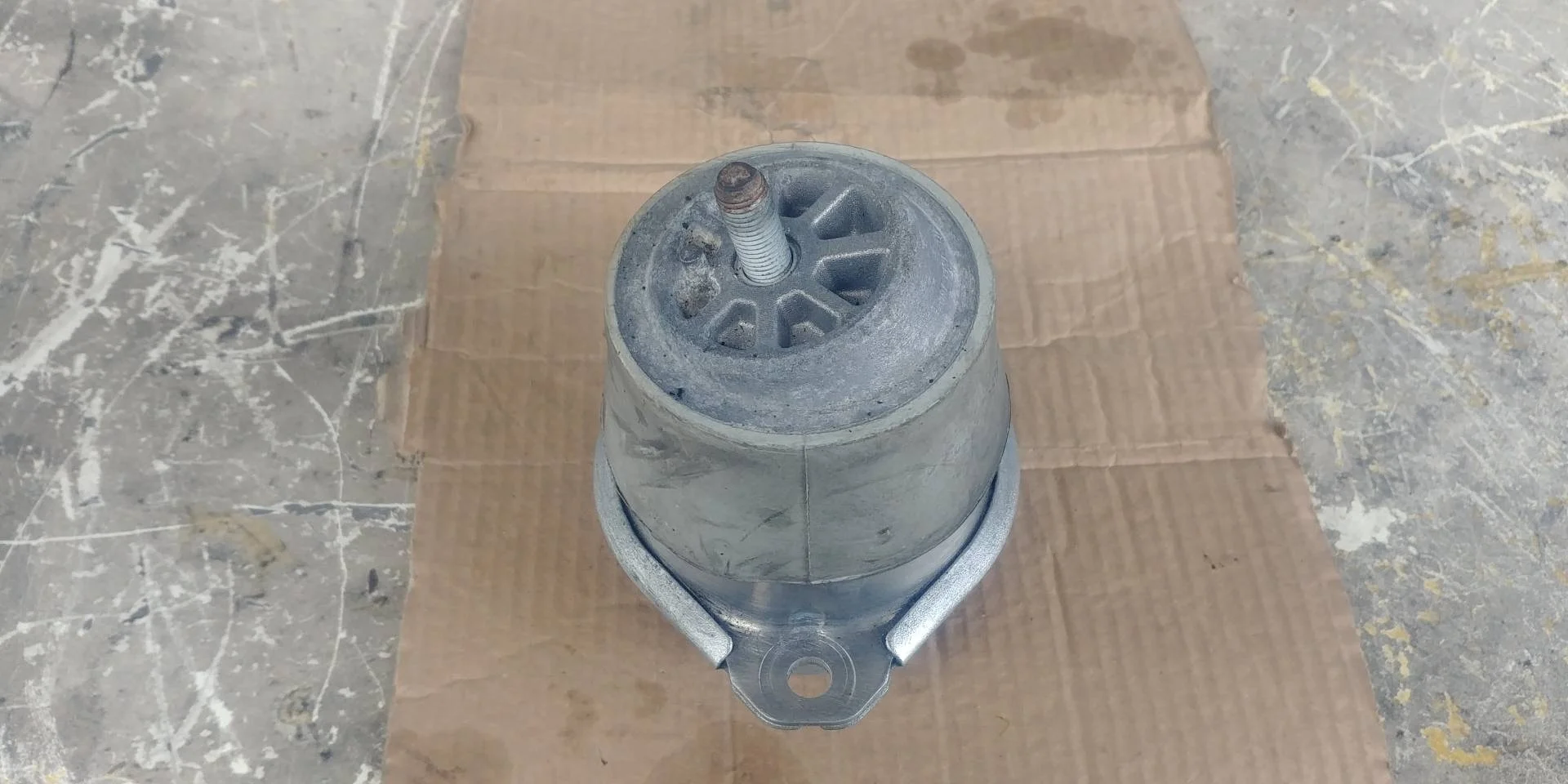 подушка крепления двигателя Volkswagen Touareg 2  2013