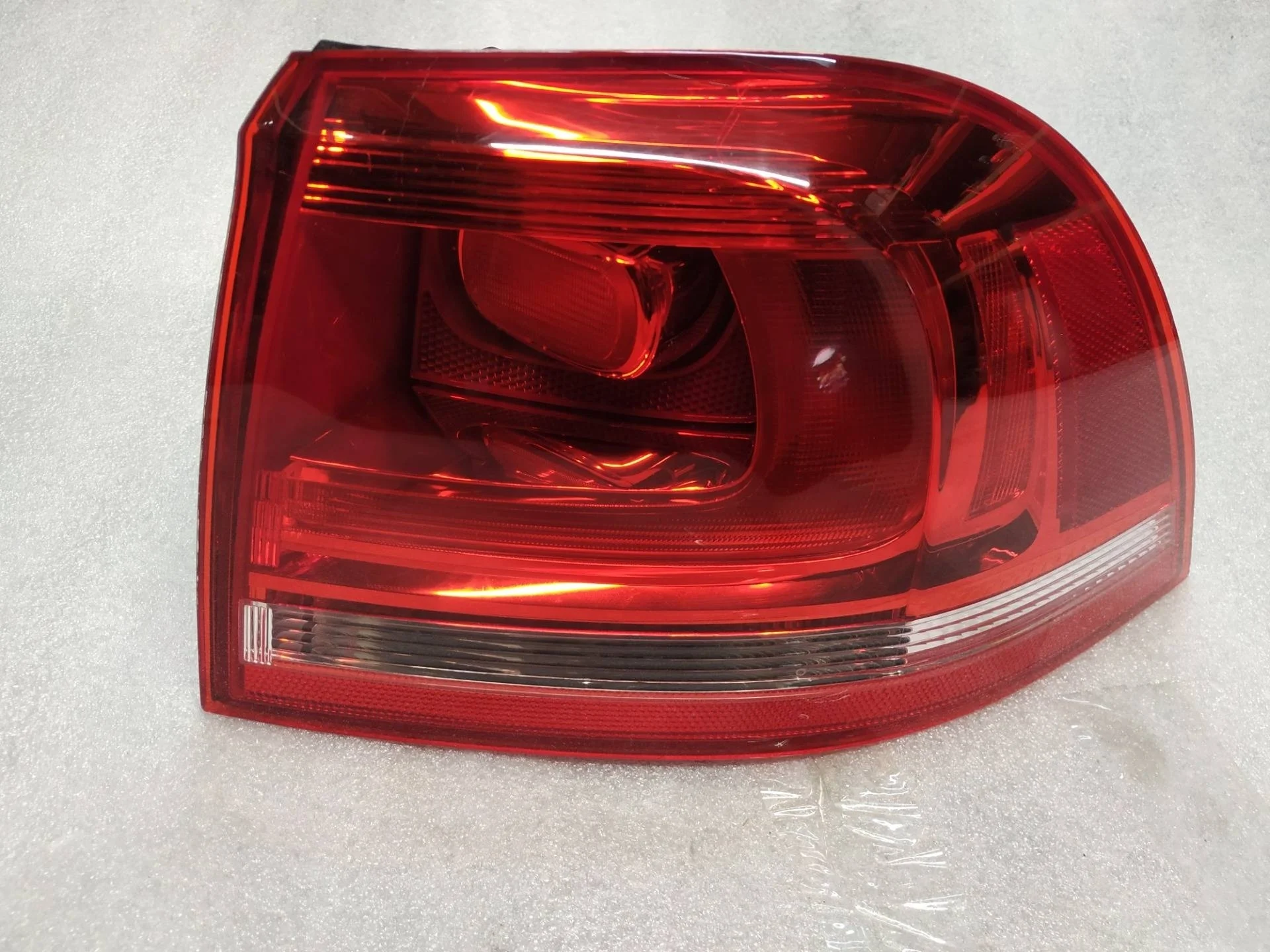 фонарь задний правый Volkswagen Touareg 2  2013