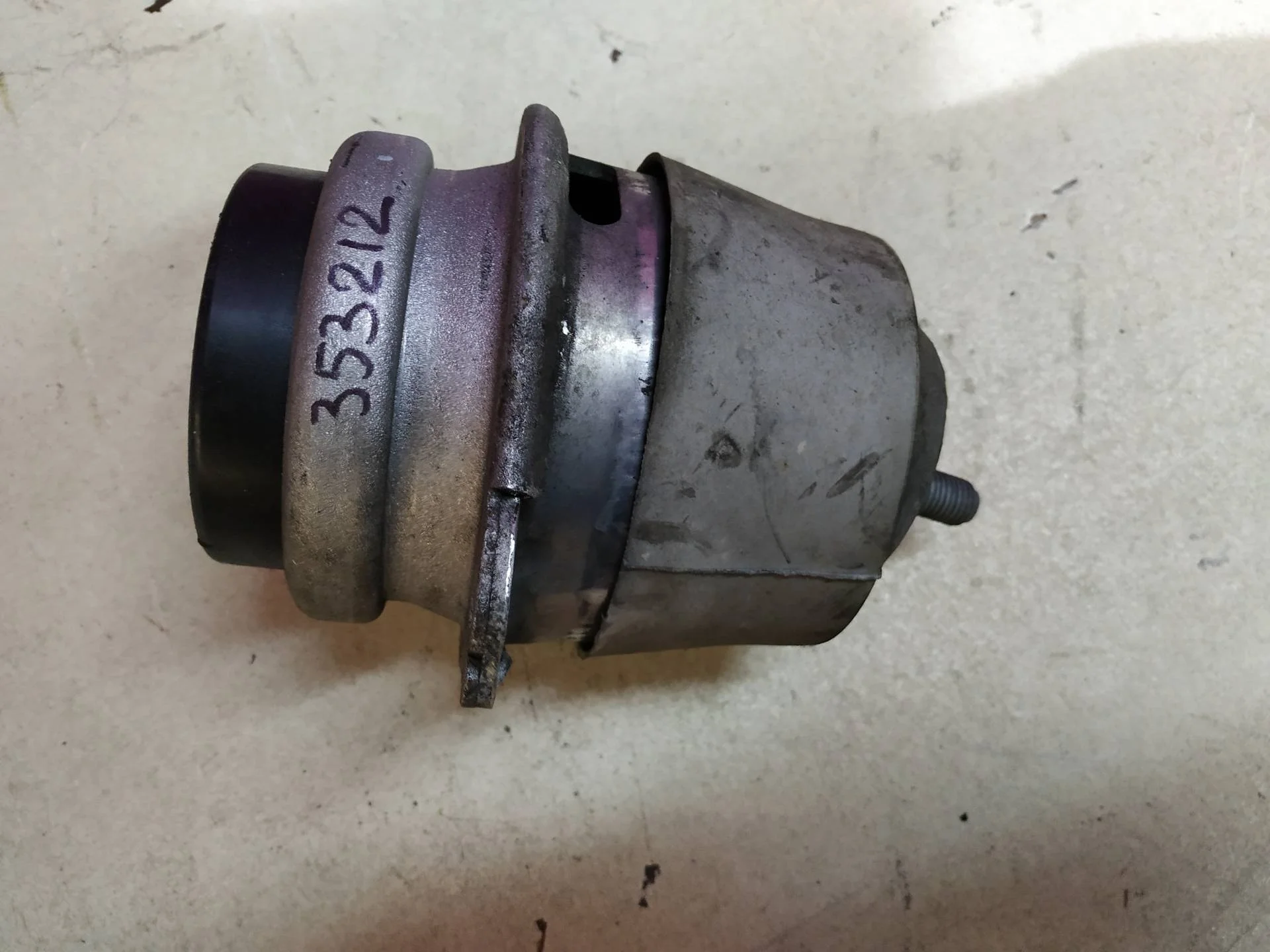 подушка крепления двигателя Volkswagen Touareg 2  2013