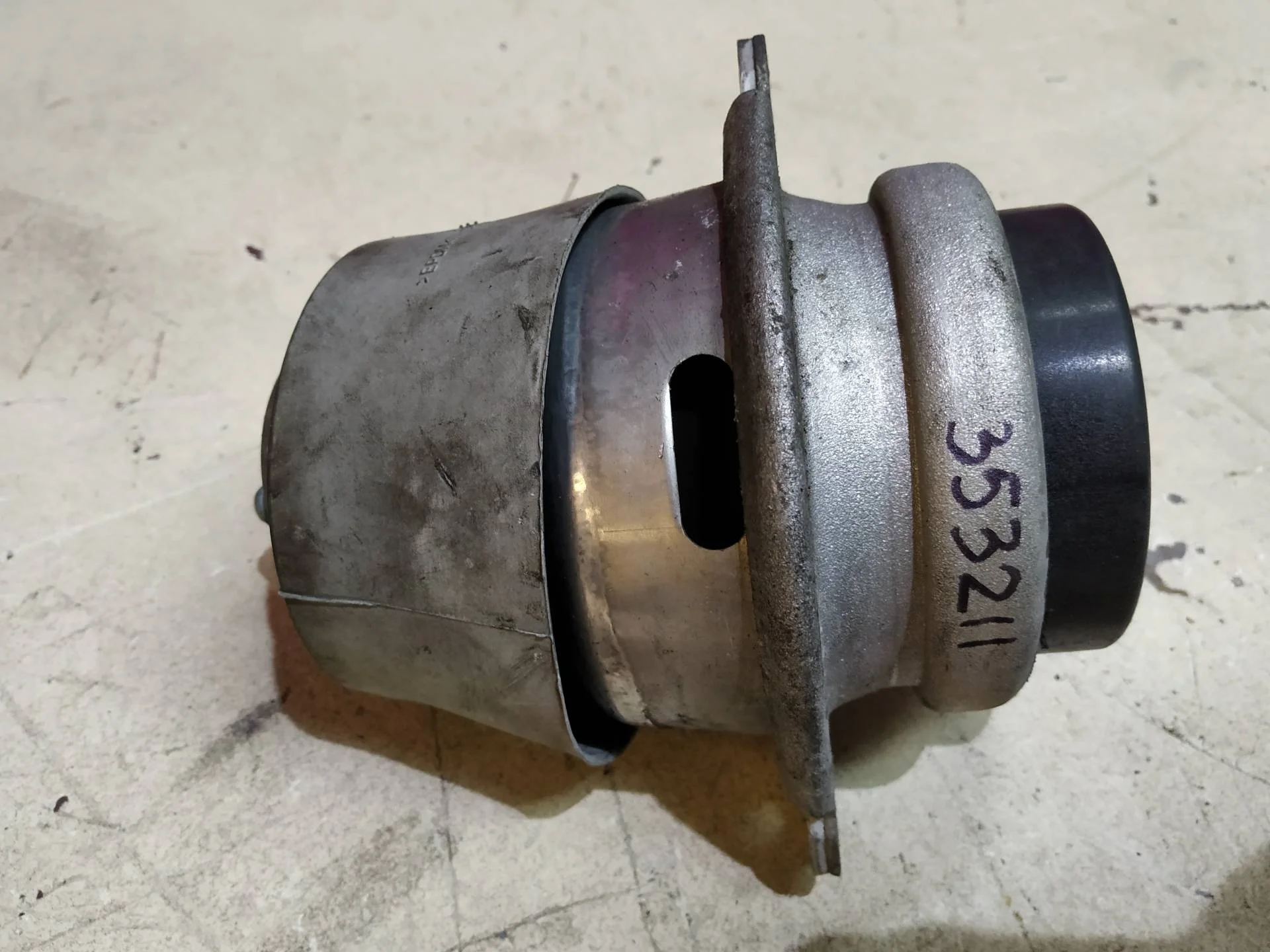 подушка крепления двигателя Volkswagen Touareg 2  2013