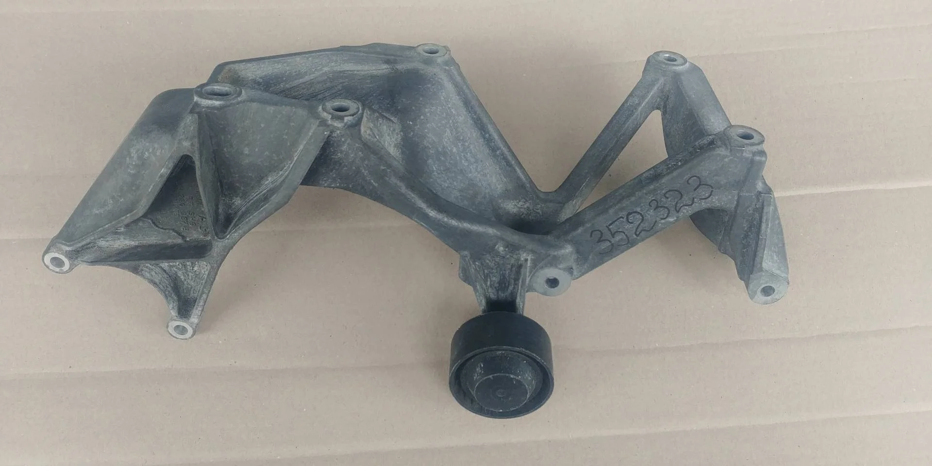 кронштейн генератора Volkswagen Touareg 2  2013