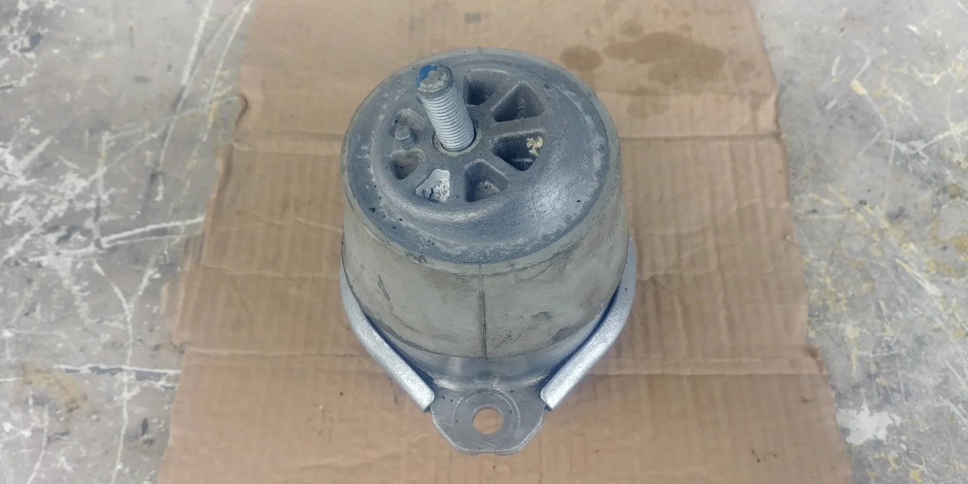 подушка крепления двигателя Volkswagen Touareg 2  2013