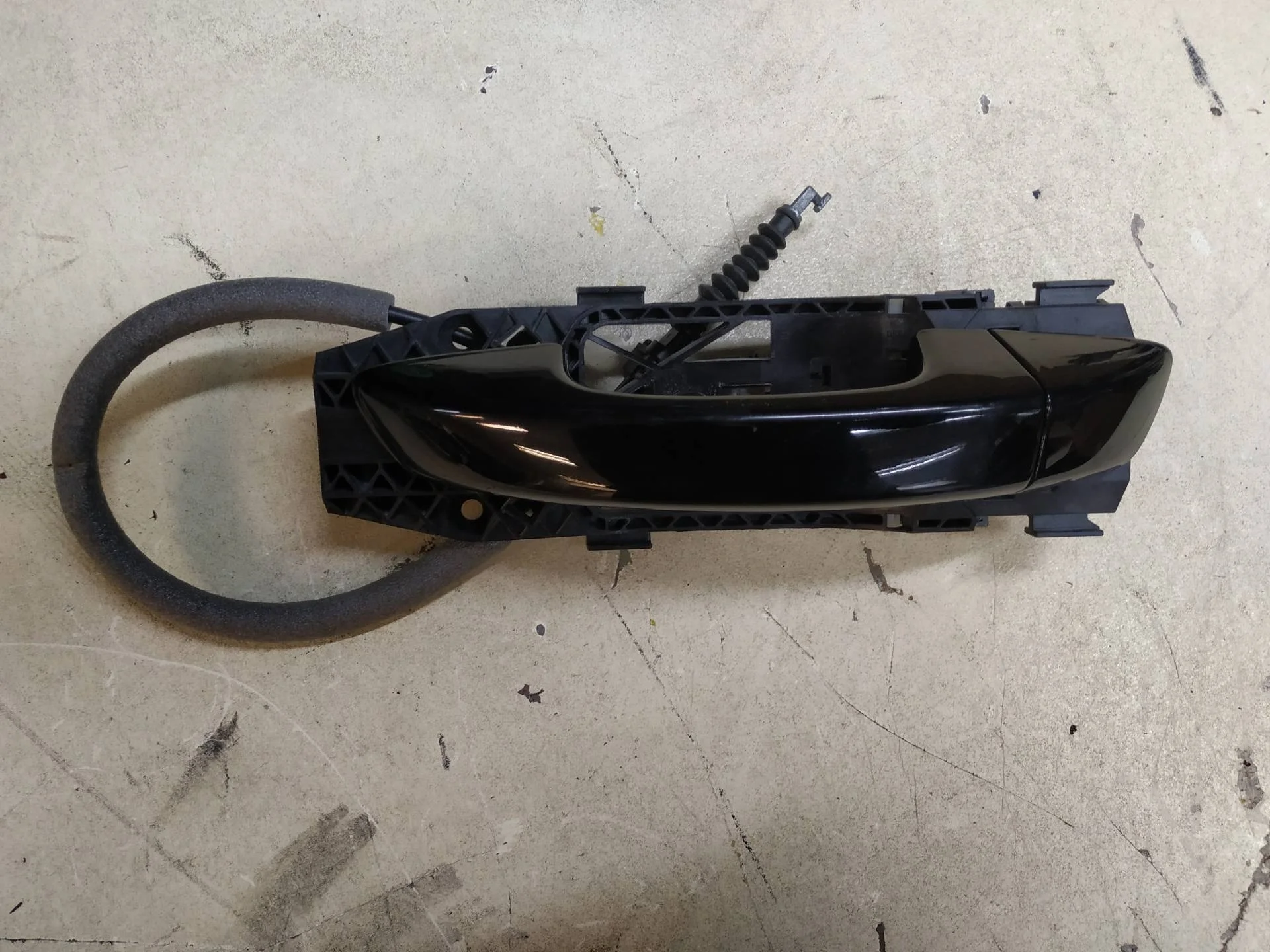 ручка наружная двери задней левой Volkswagen Touareg 2  2013