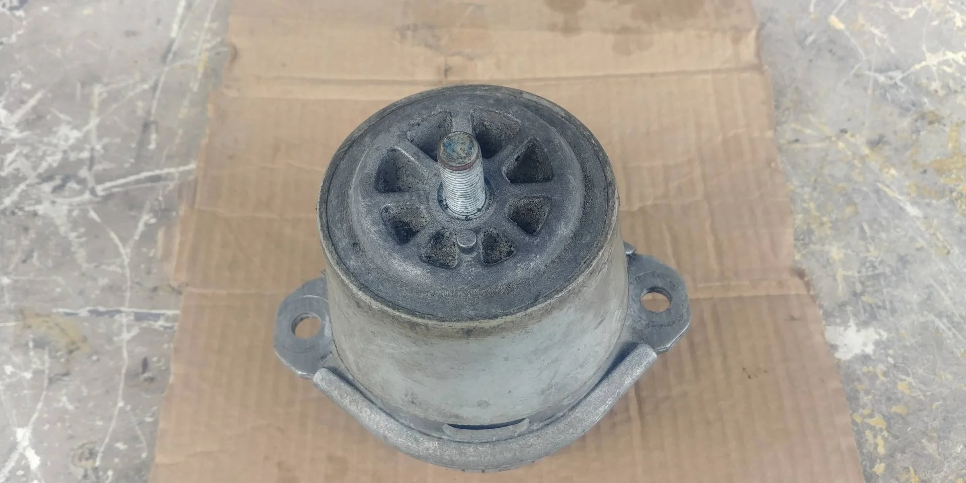 подушка крепления двигателя Volkswagen Touareg 2  2013