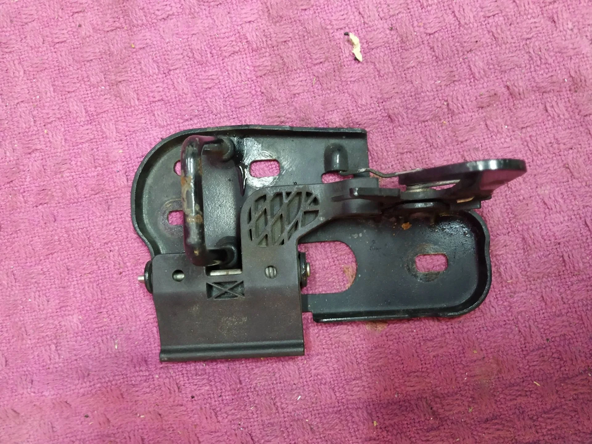 крюк капота Volkswagen Touareg 2  2013