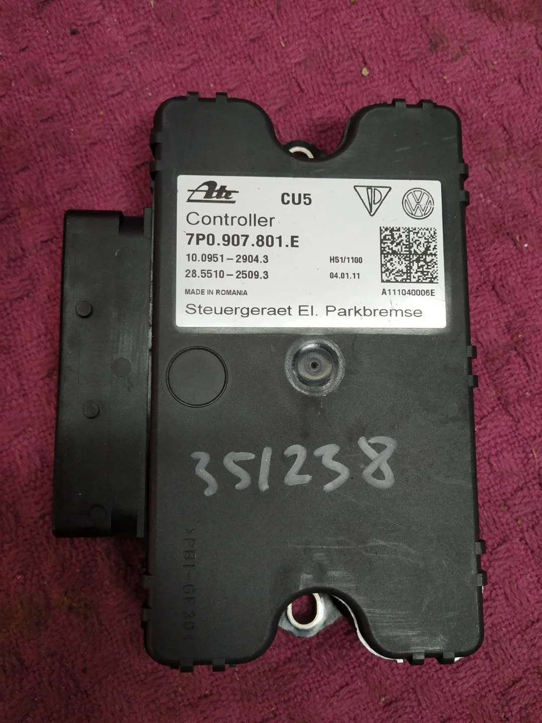 блок управления ручником Volkswagen Touareg 2  2013