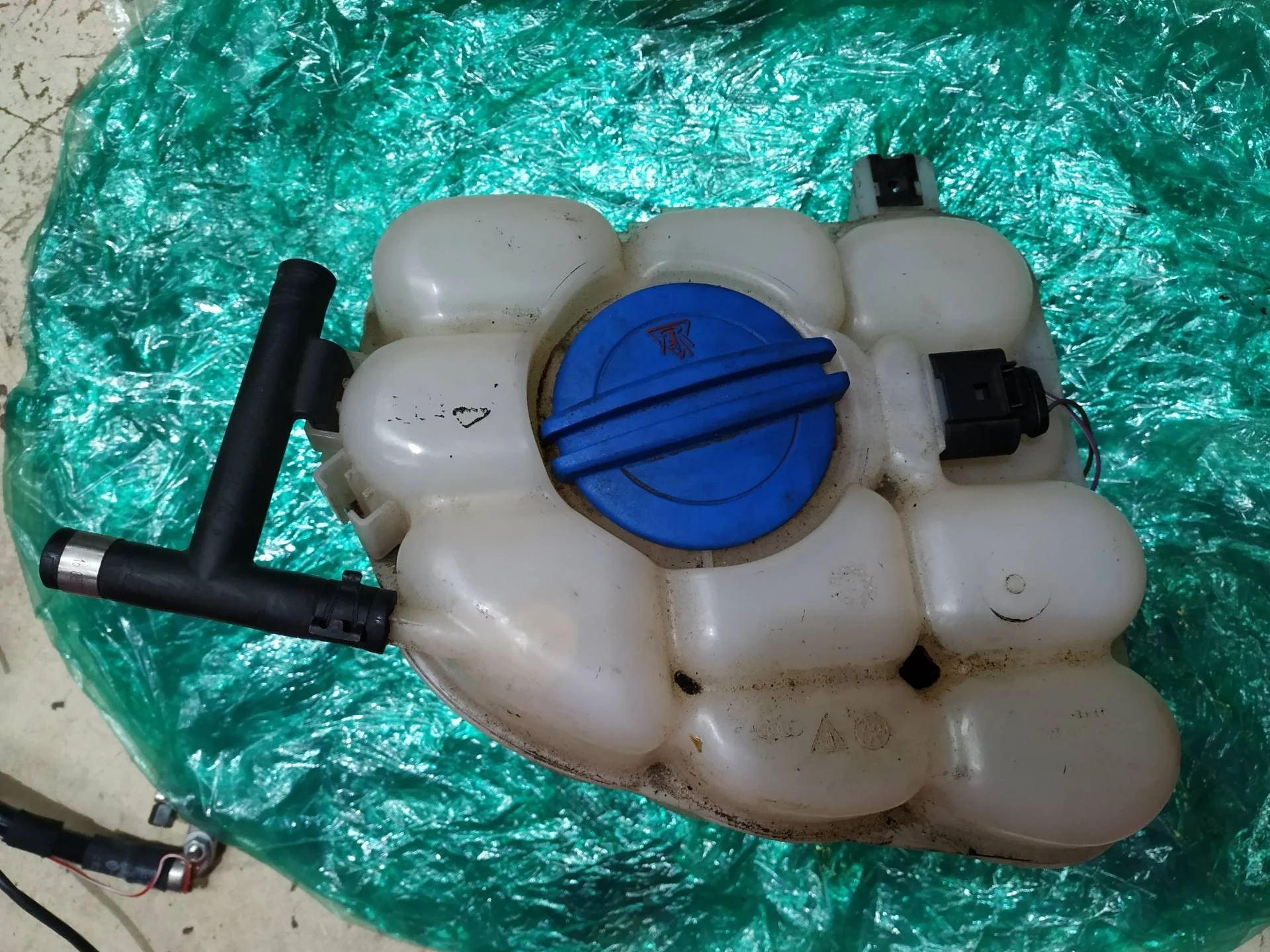 бачок расширительный Volkswagen Touareg 2  2013