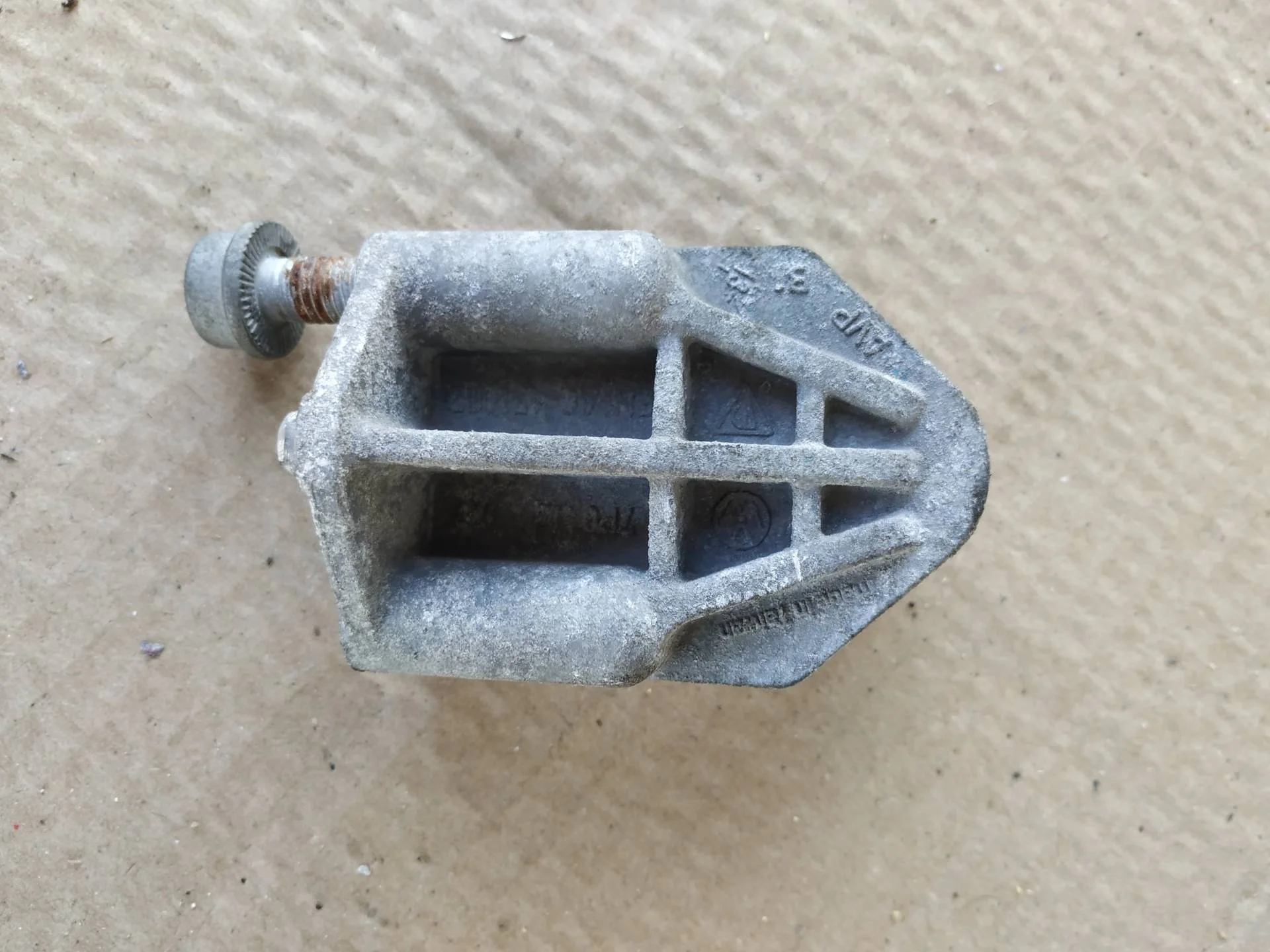 кронштейн (крепление) Volkswagen Touareg 2  2013