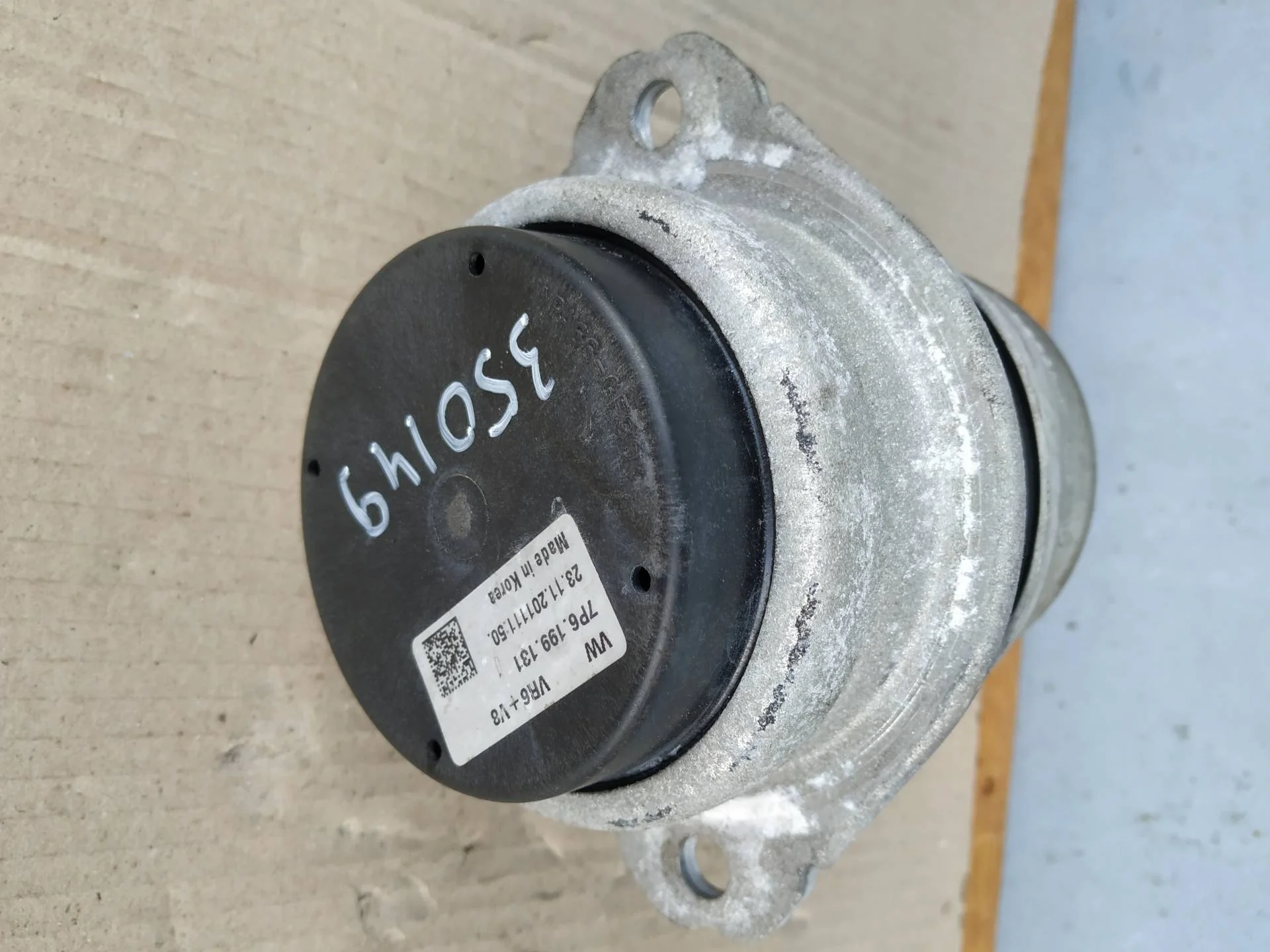 подушка крепления двигателя Volkswagen Touareg 2  2013