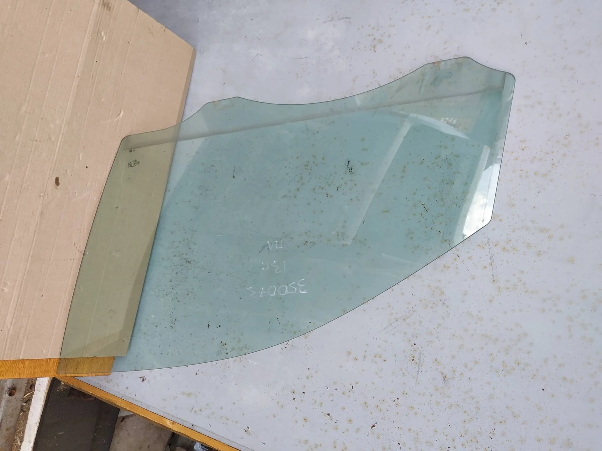 стекло двери передней левой Volkswagen Touareg 2  2013