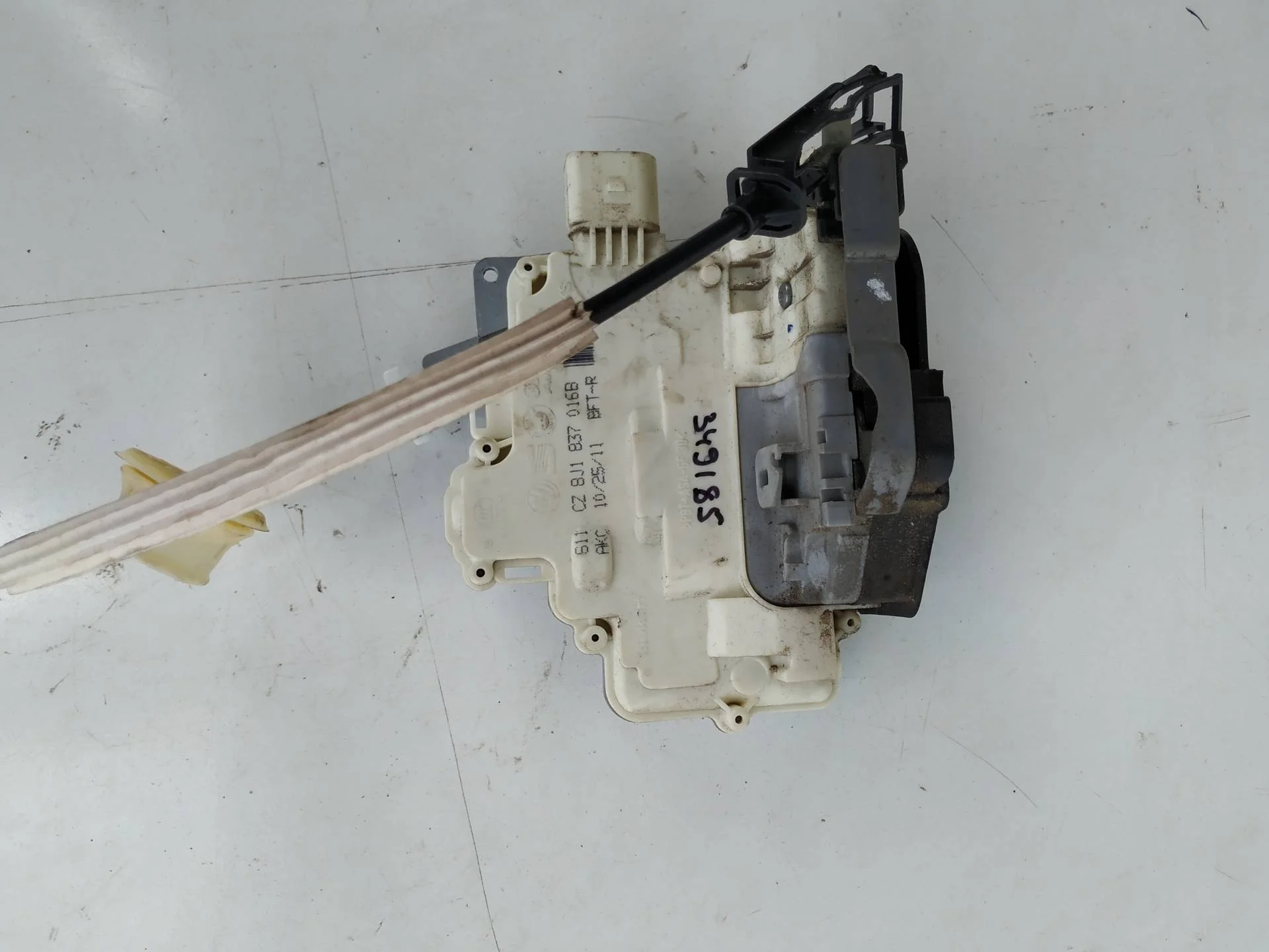 замок двери передней правой Audi   2010