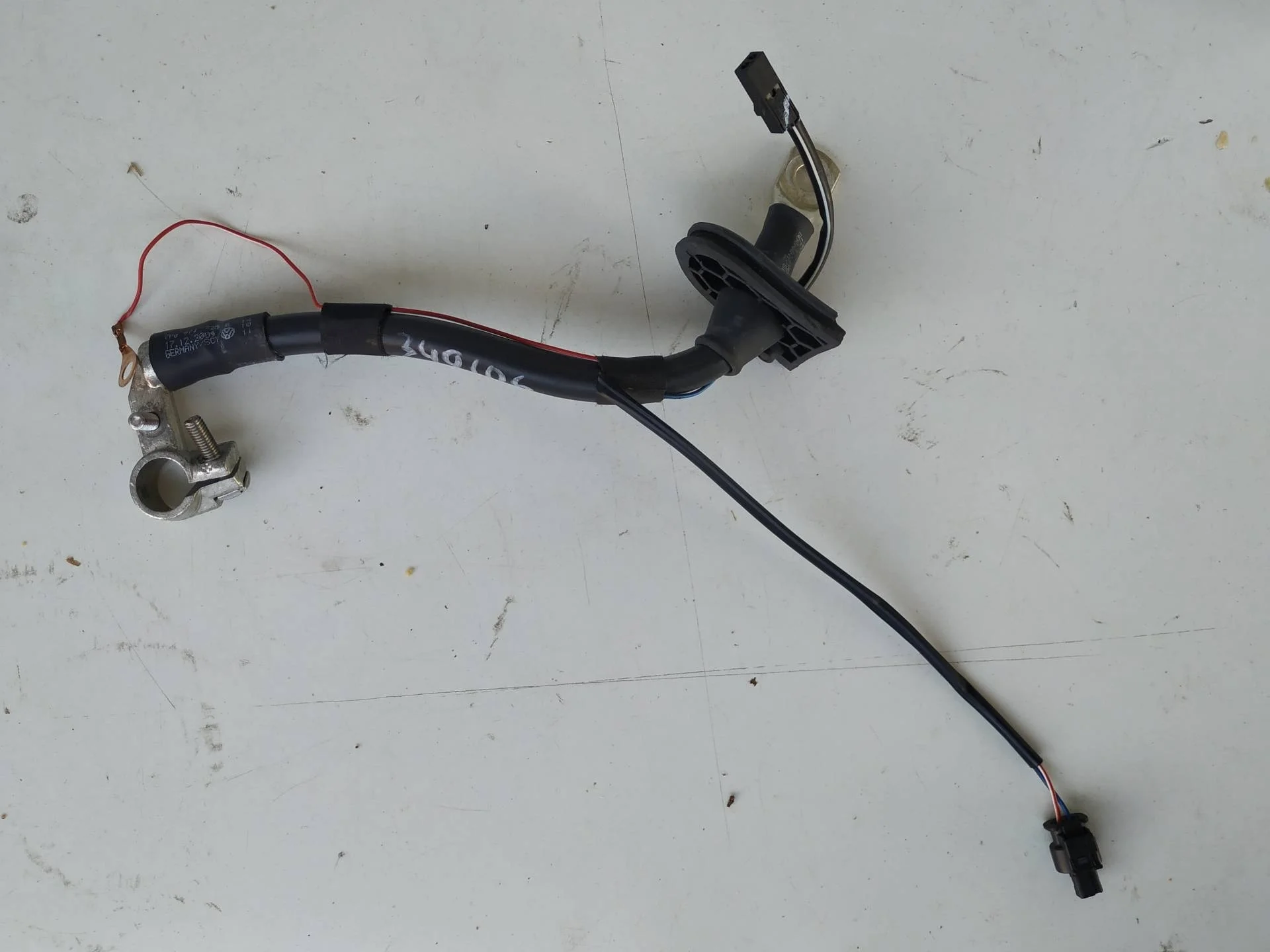 клемма аккумулятора плюс Volkswagen Touareg 2  2013